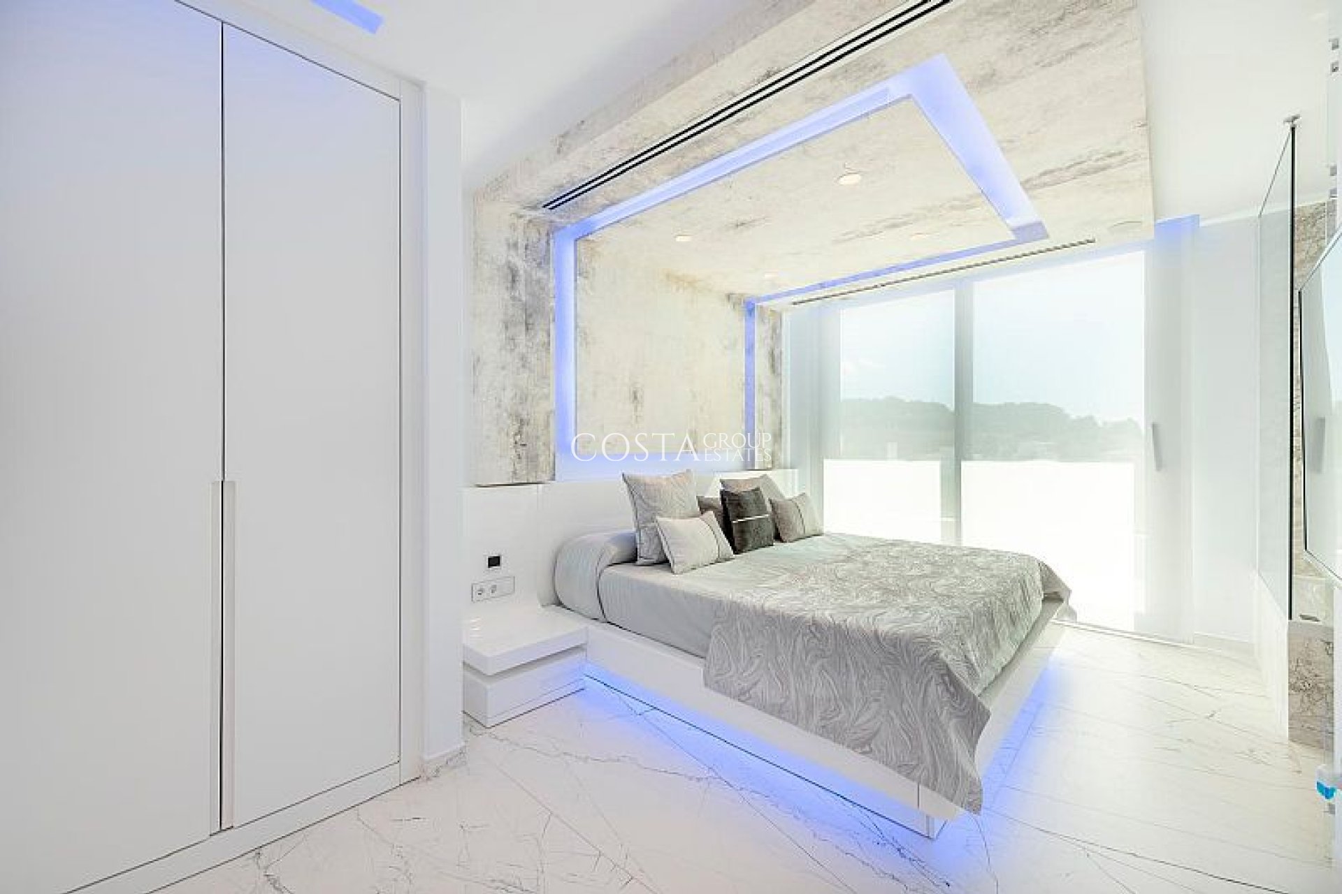 Nowy budynek - Willa -
Calpe