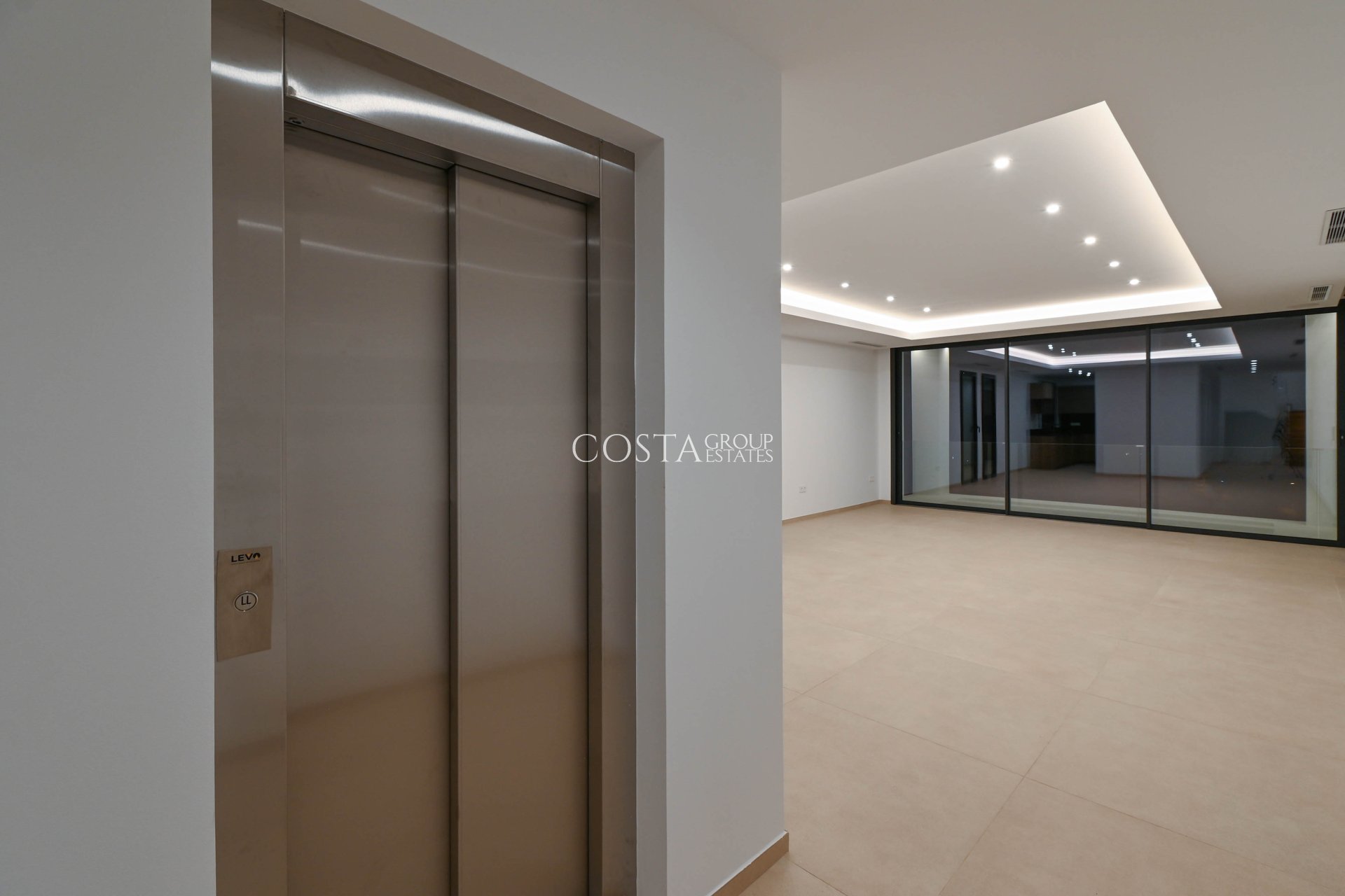 Nowy budynek - Willa -
Calpe