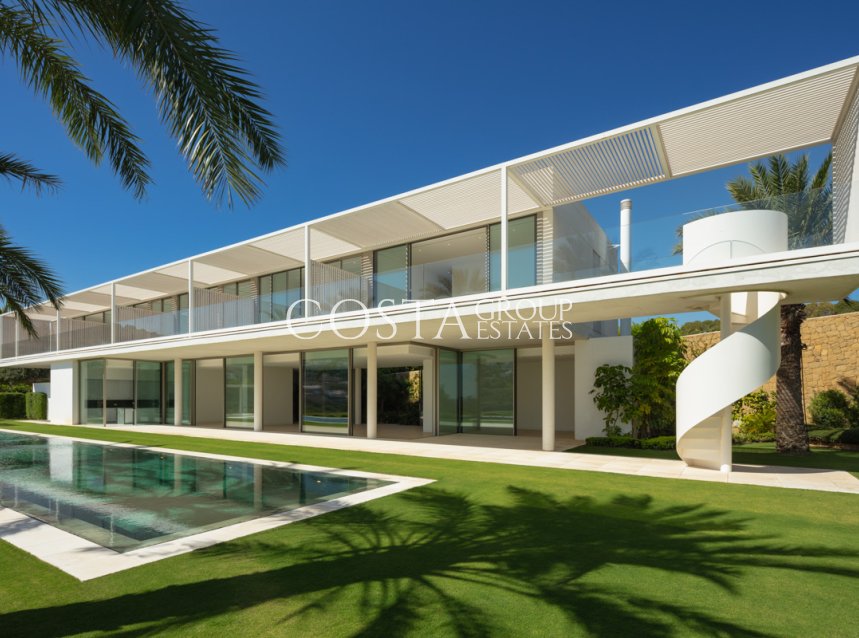 Nowy budynek - Willa -
Casares