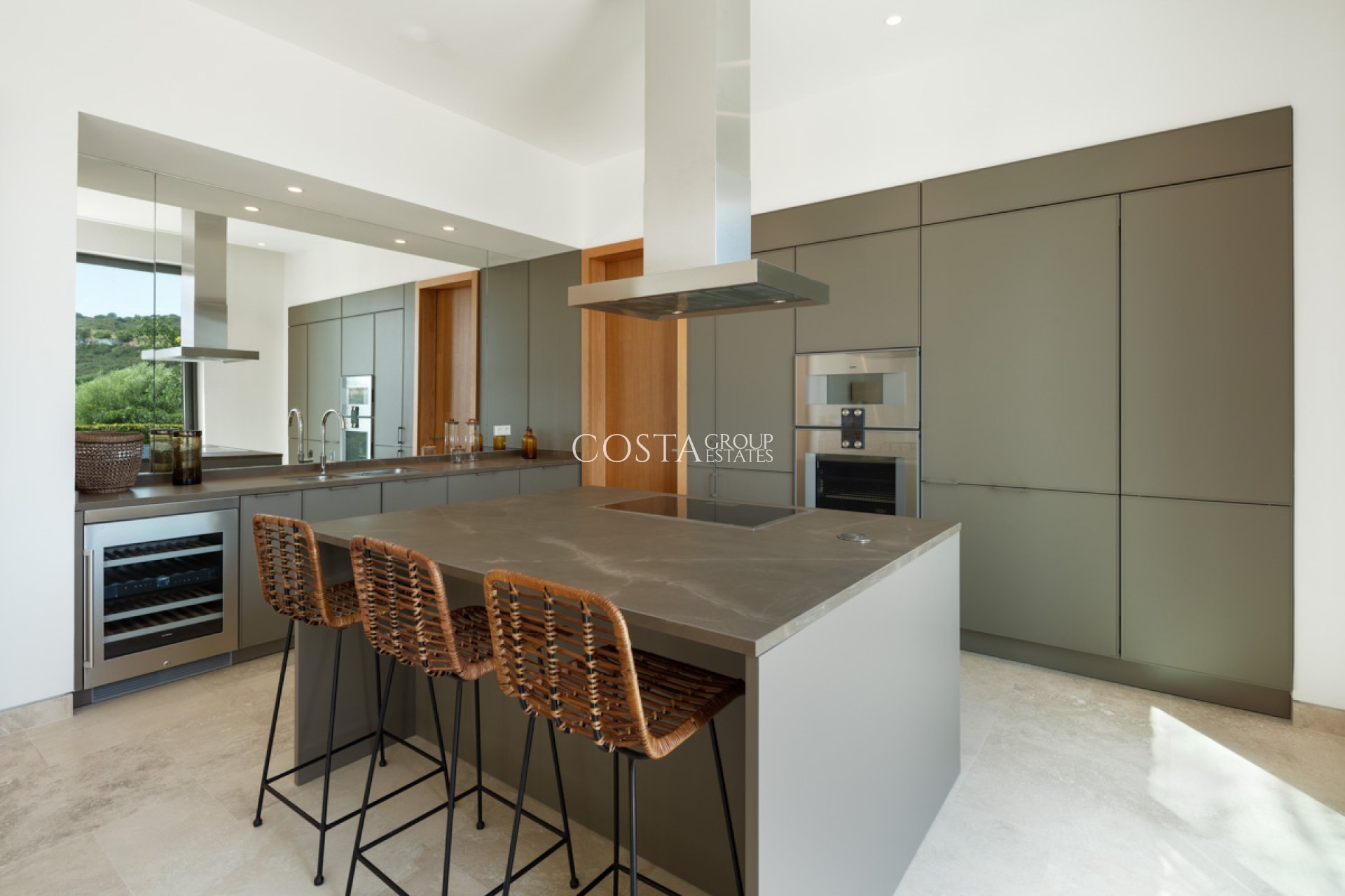 Nowy budynek - Willa -
Casares