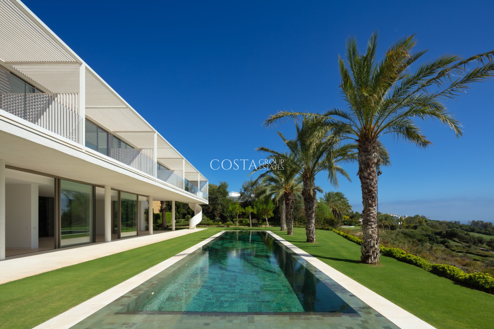 Nowy budynek - Willa -
Casares