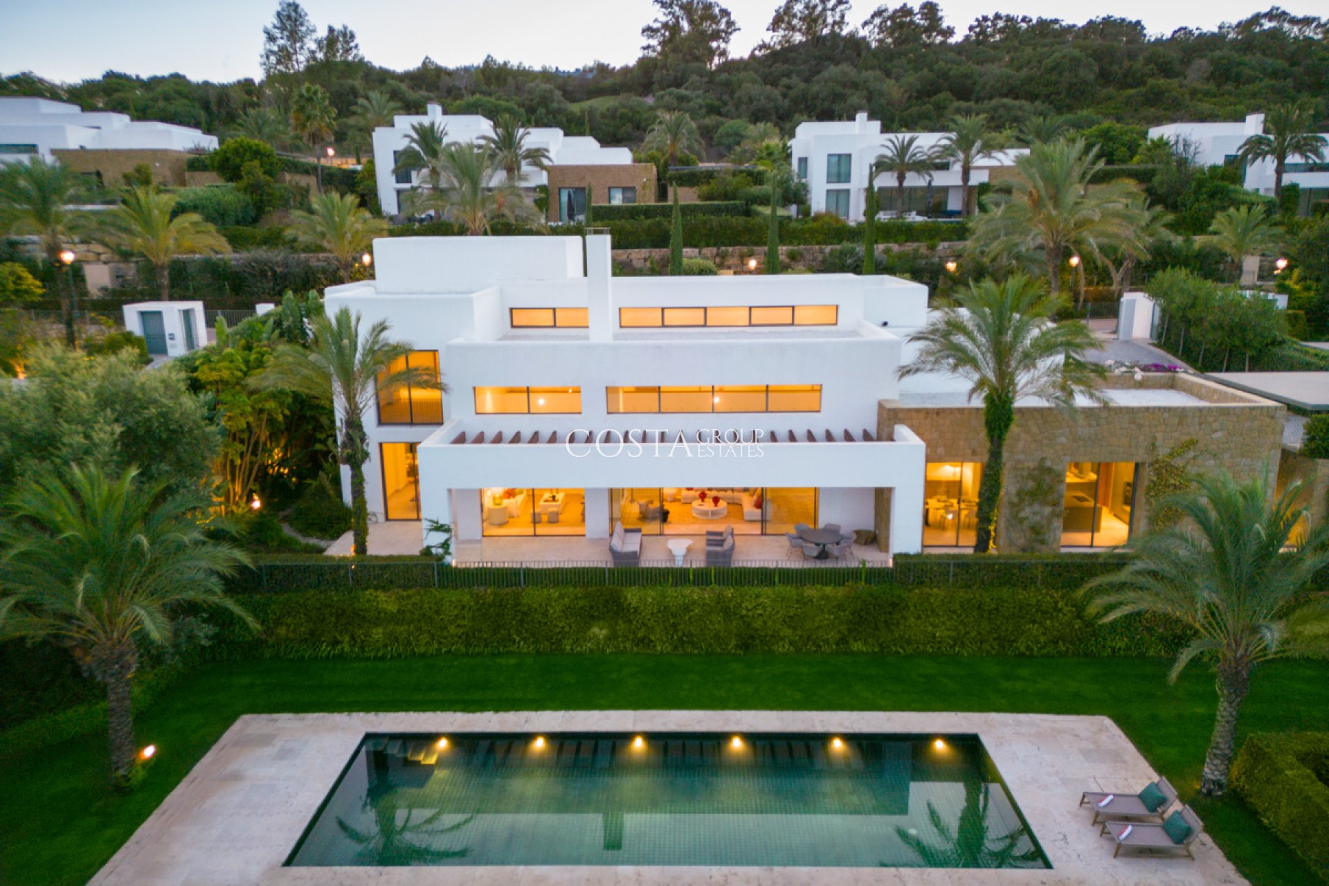 Nowy budynek - Willa -
Casares