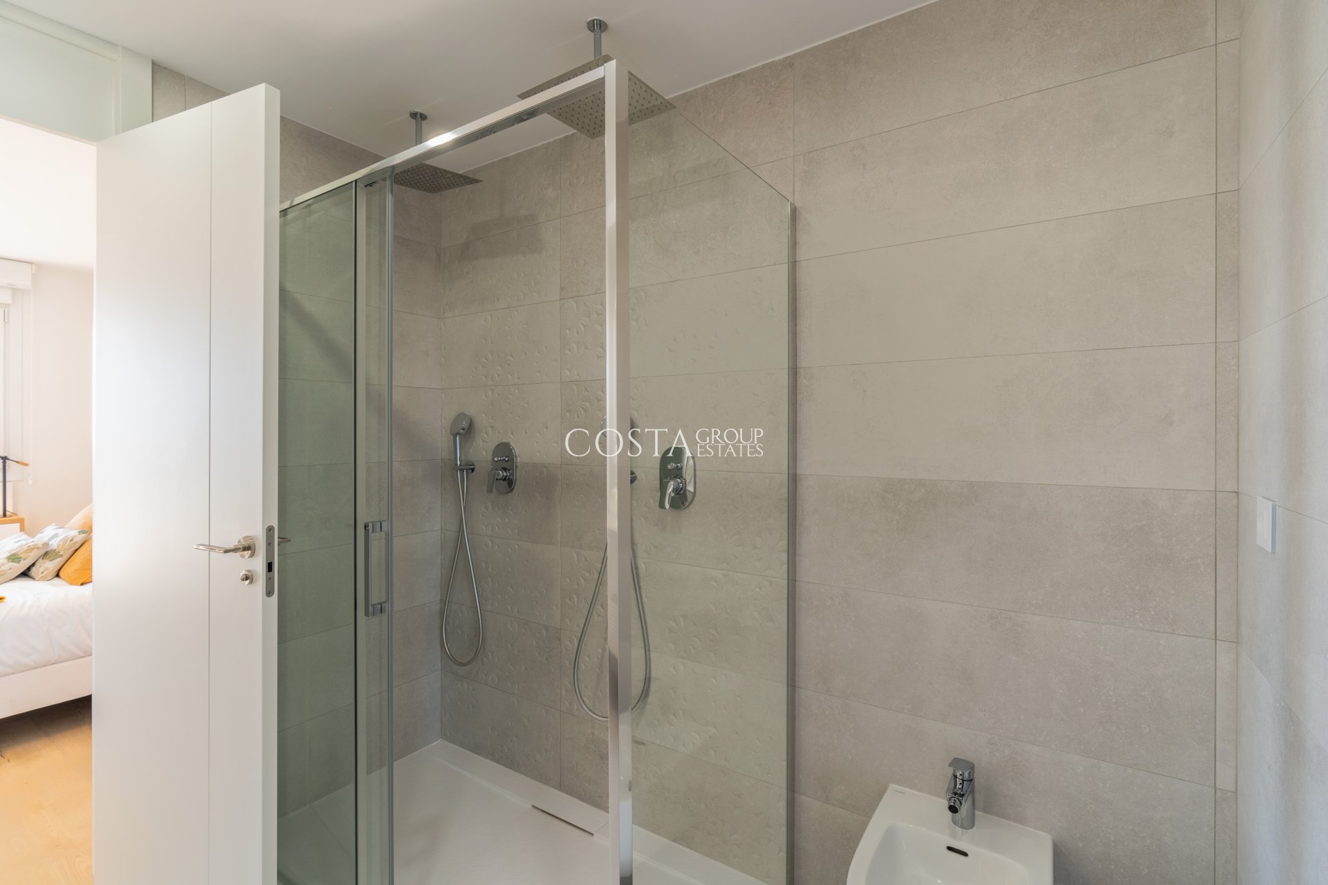 Nowy budynek - Willa -
La Nucía