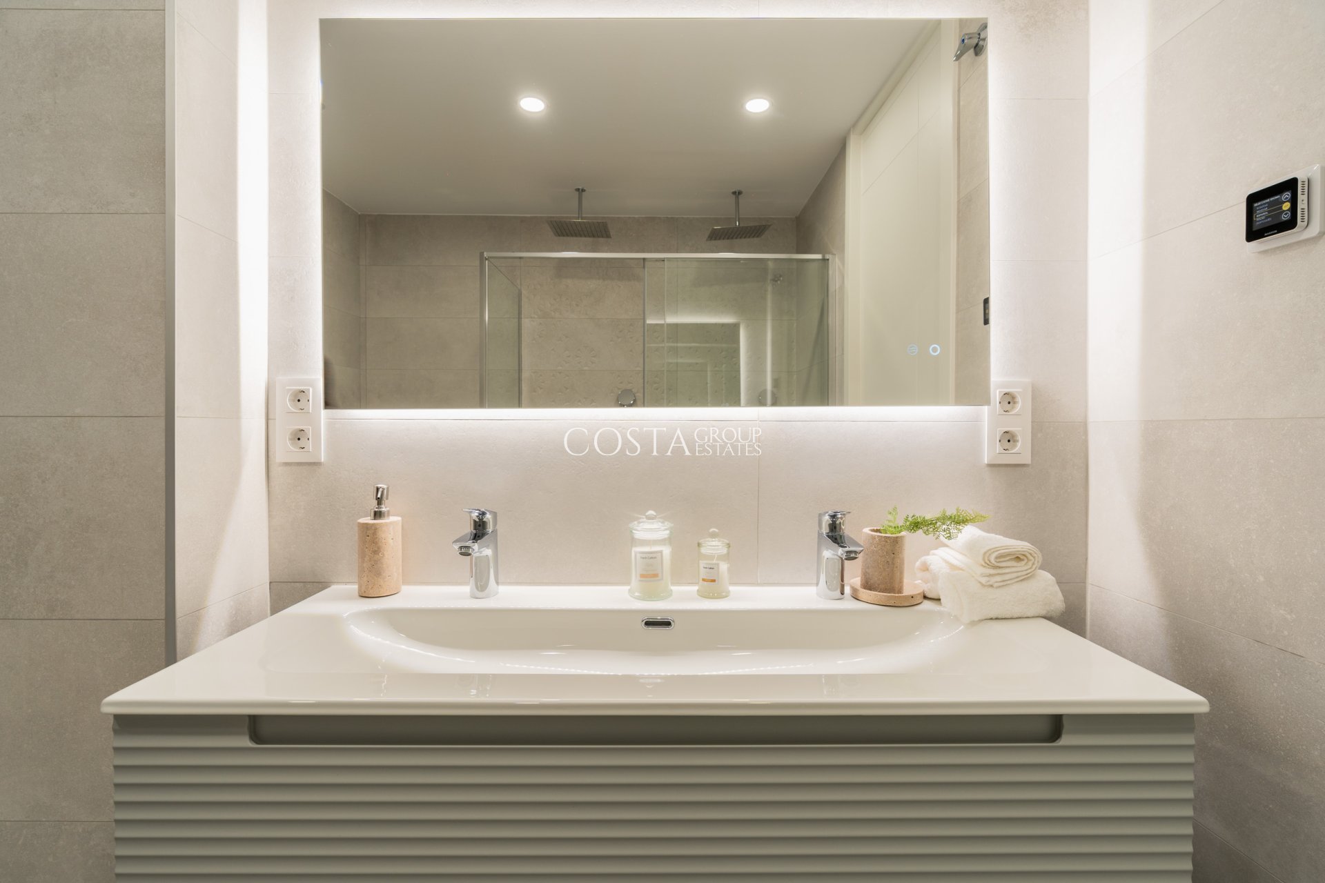 Nowy budynek - Willa -
La Nucía