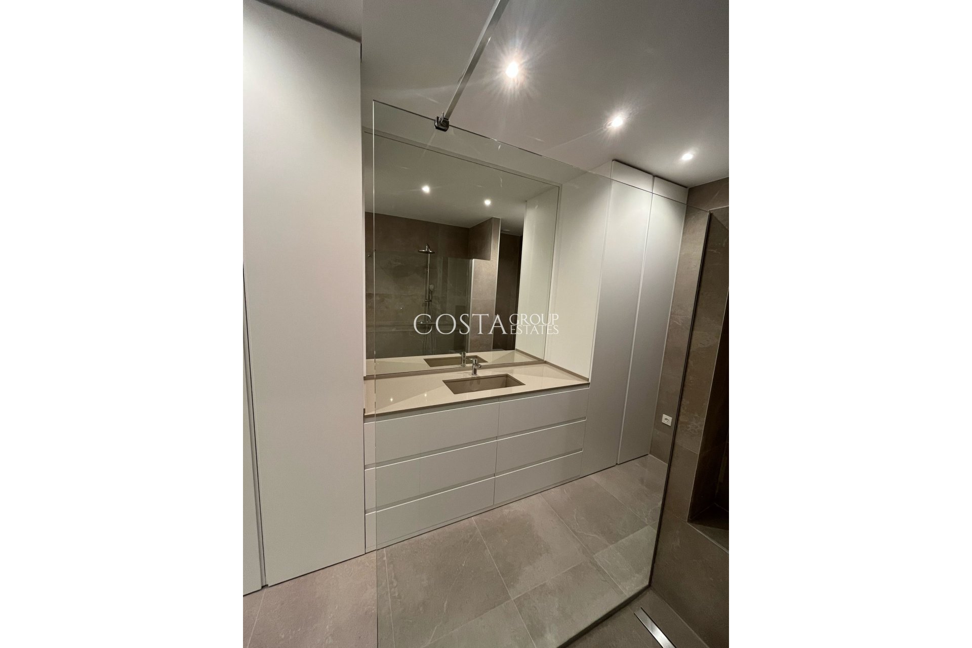 Nowy budynek - Willa -
La Romana