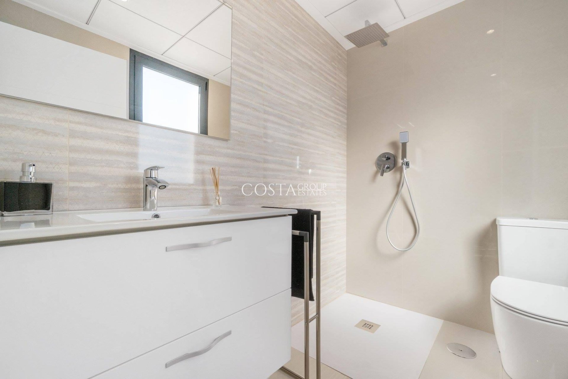 Nowy budynek - Willa -
Los Montesinos - La Herrada