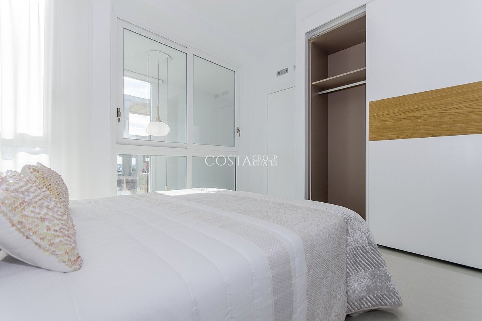 Nowy budynek - Willa -
Los Montesinos - La Herrada