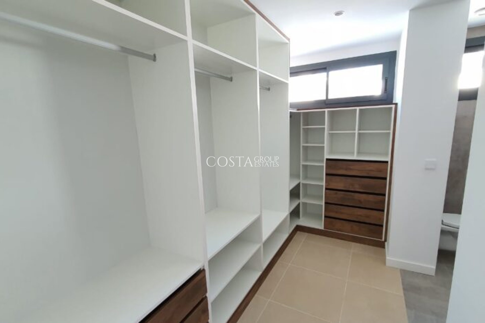 Nowy budynek - Willa -
Manilva