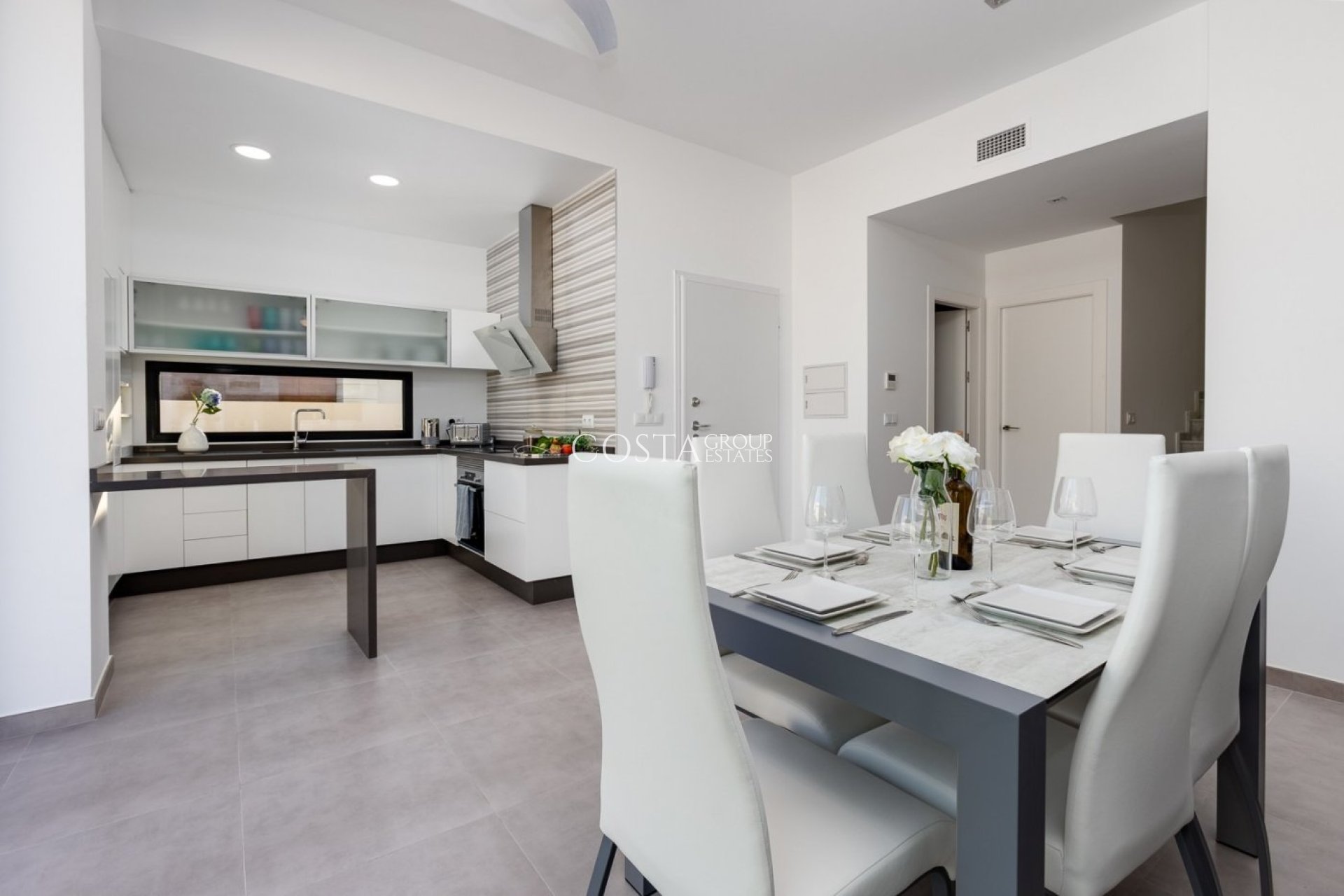 Nowy budynek - Willa -
Pilar de la Horadada - pueblo