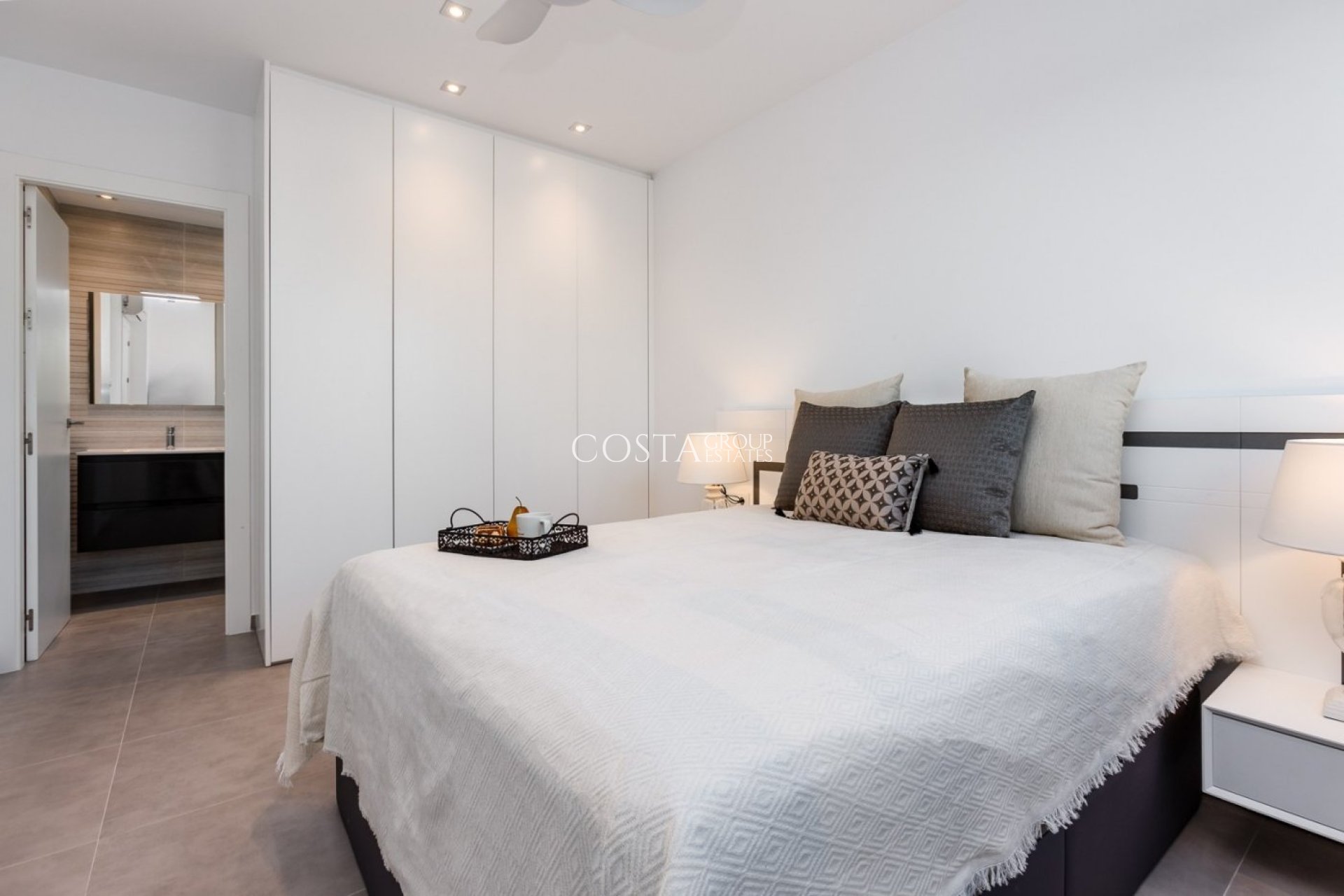 Nowy budynek - Willa -
Pilar de la Horadada - pueblo