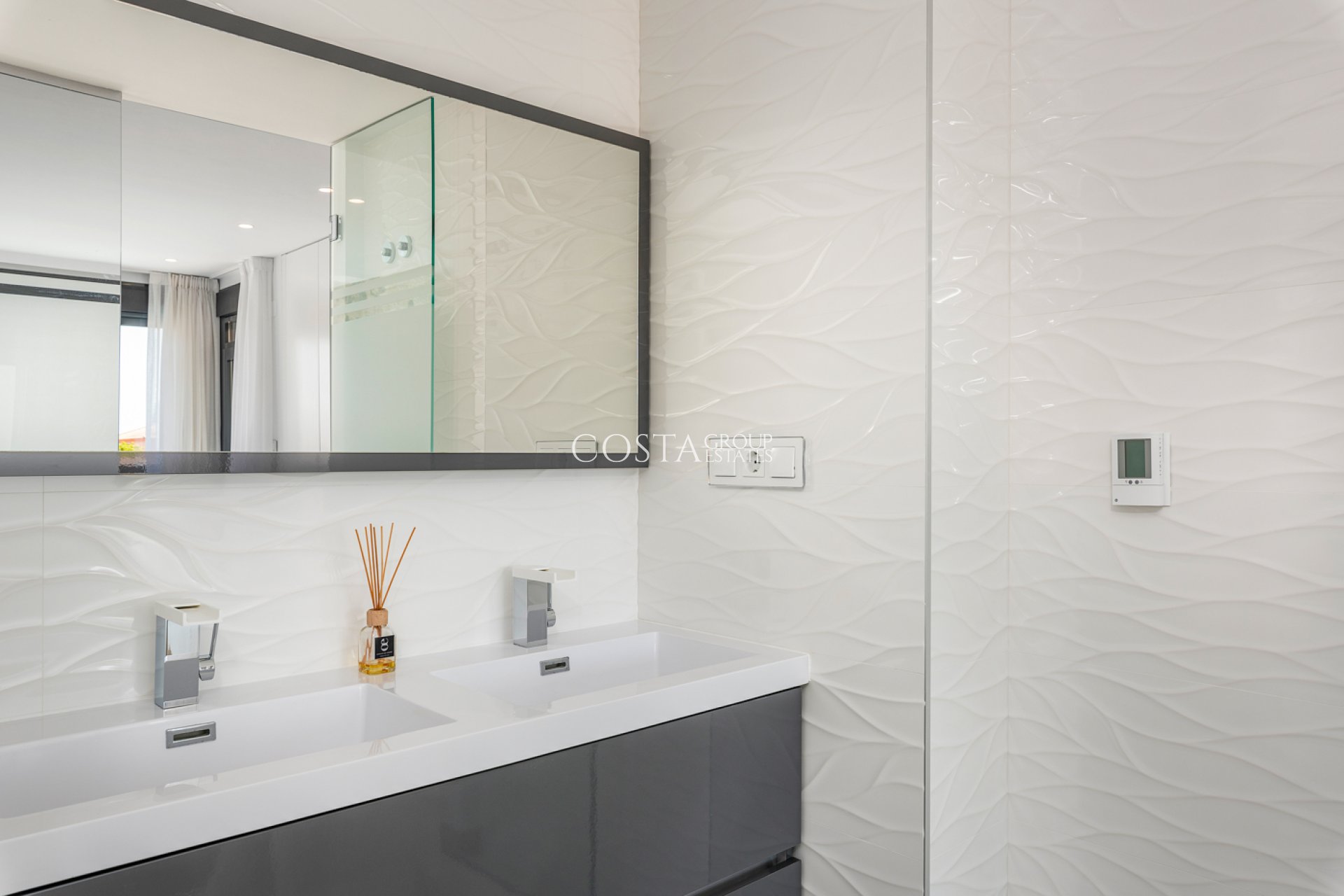 Nowy budynek - Willa -
Playa Paraiso