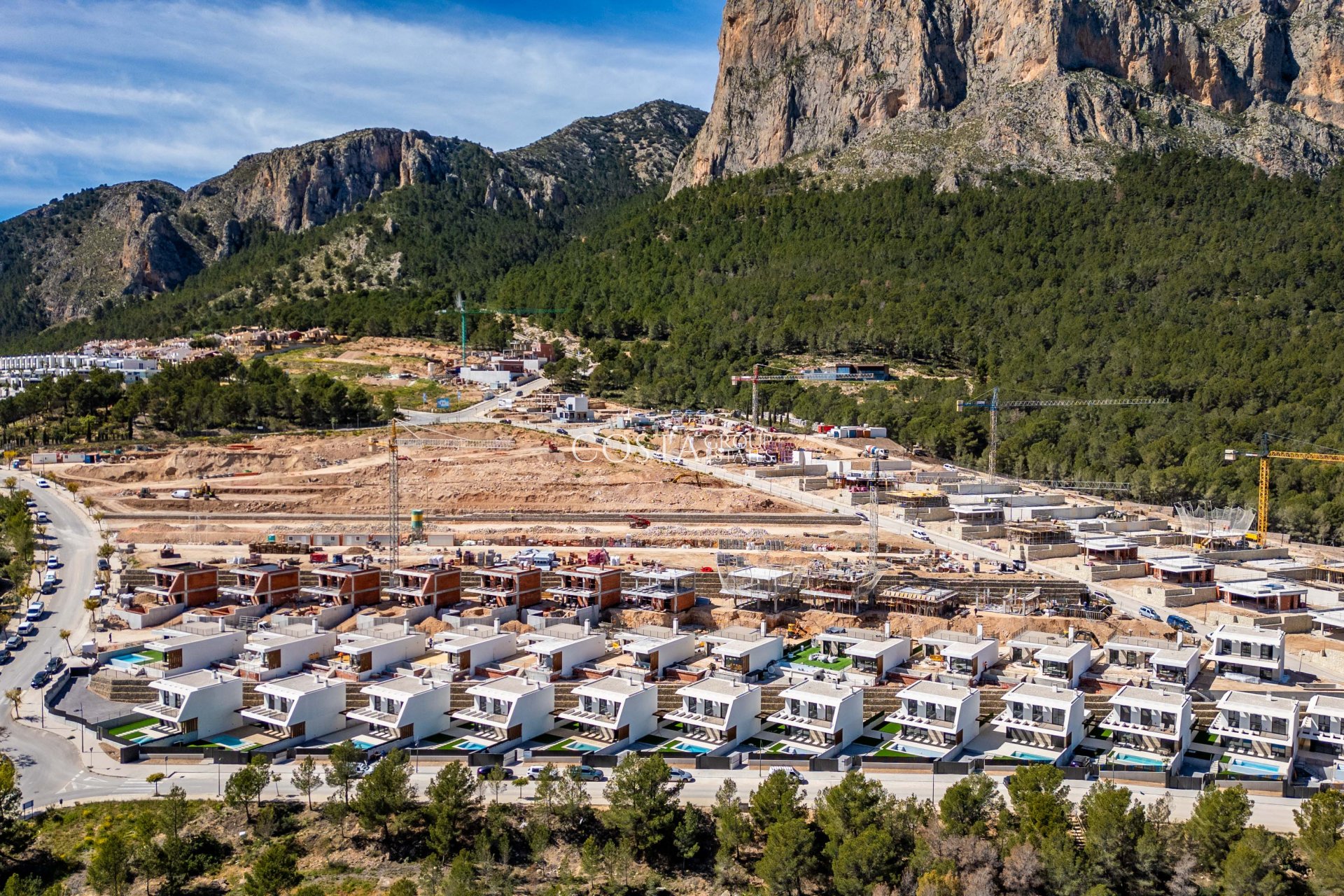 Nowy budynek - Willa -
Polop