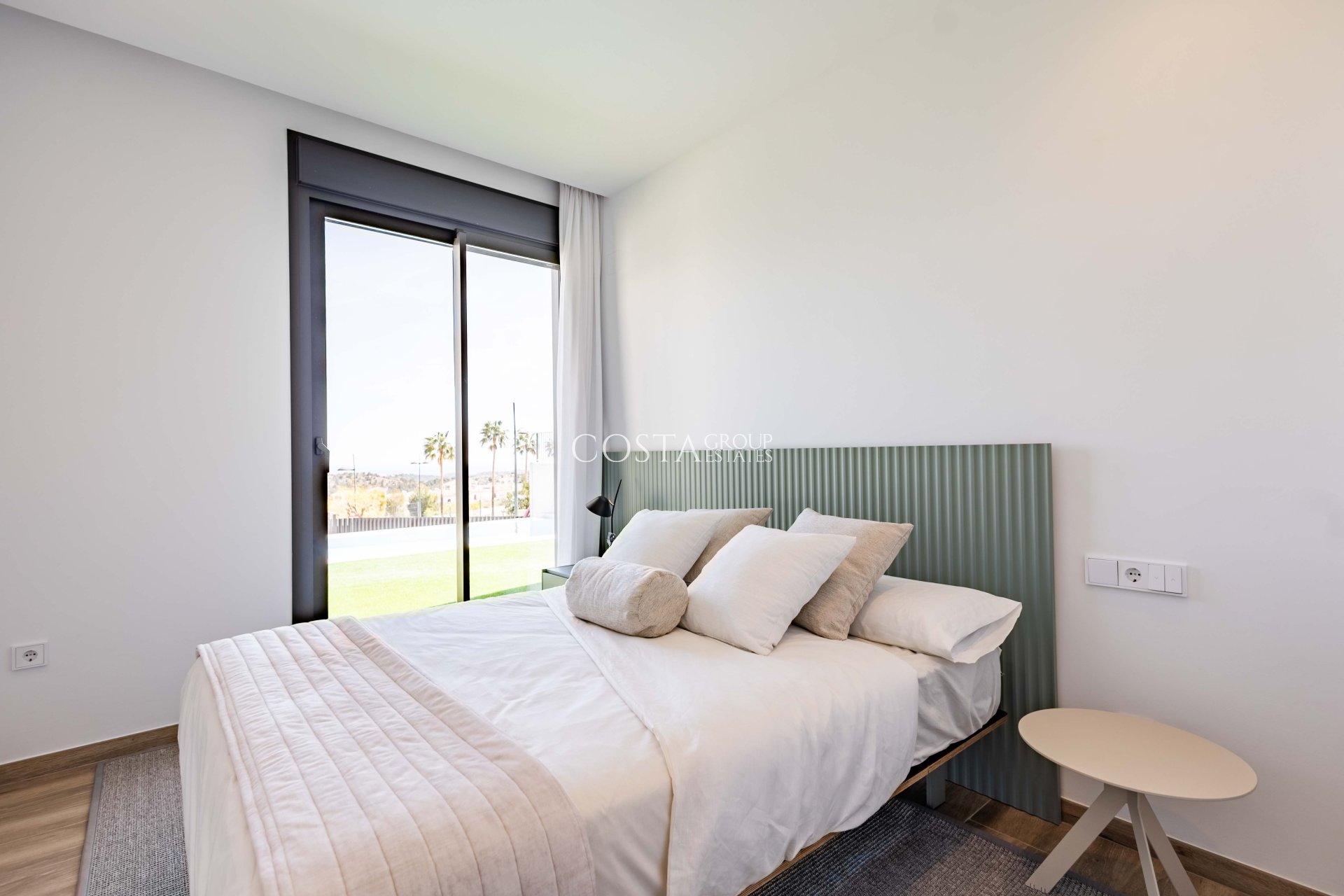 Nowy budynek - Willa -
Polop