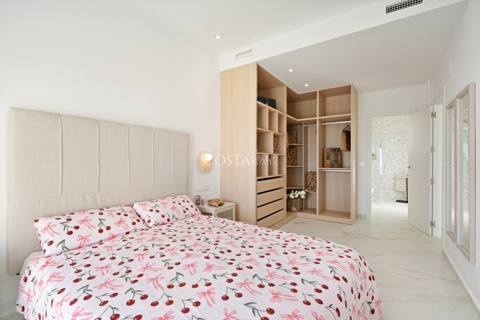 Nowy budynek - Willa -
Polop