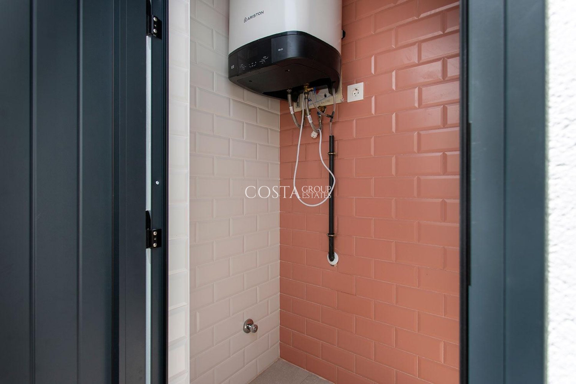 Nowy budynek - Willa -
Sucina