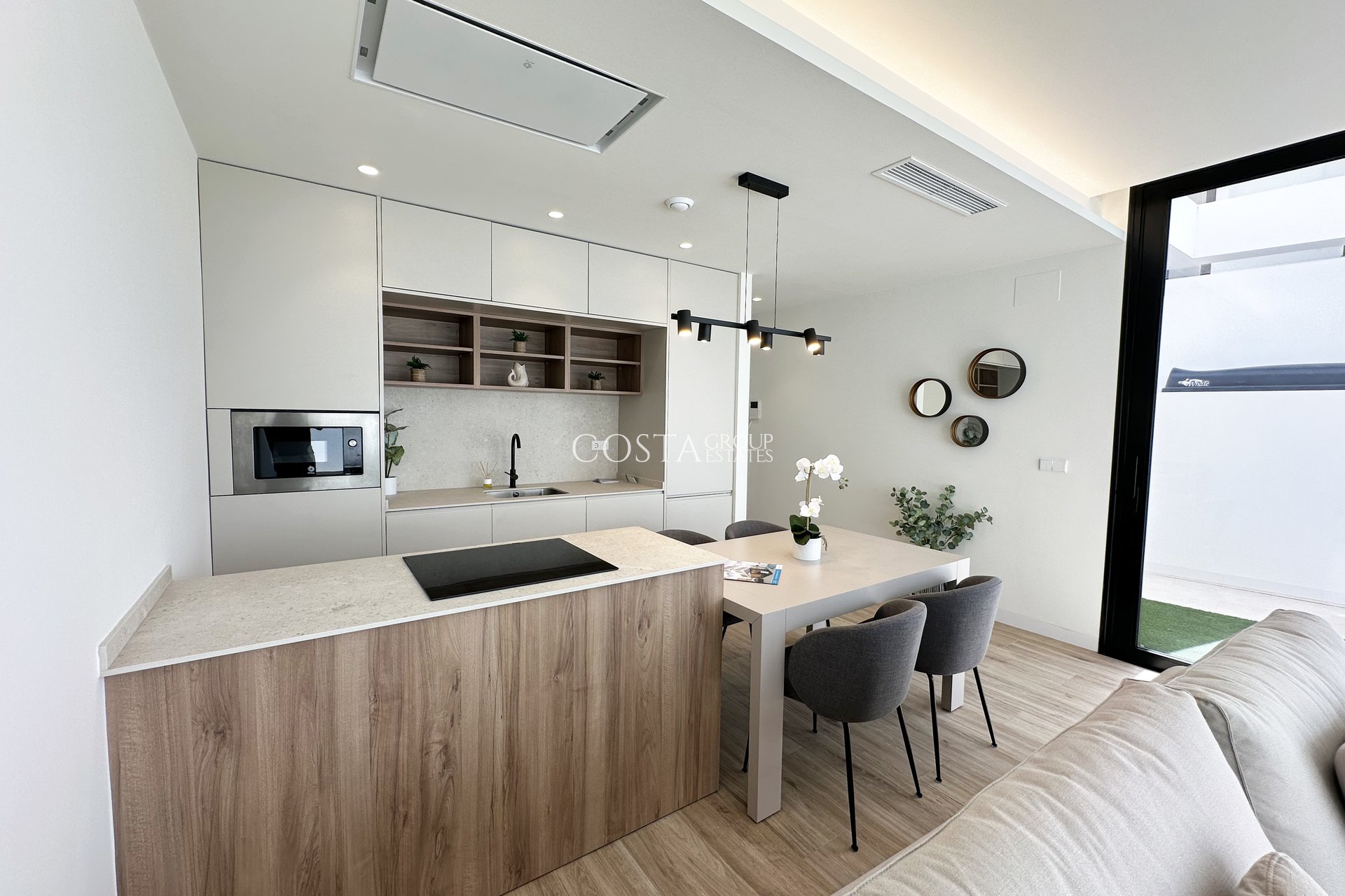 Nowy budynek - Willa -
Torre de la Horadada