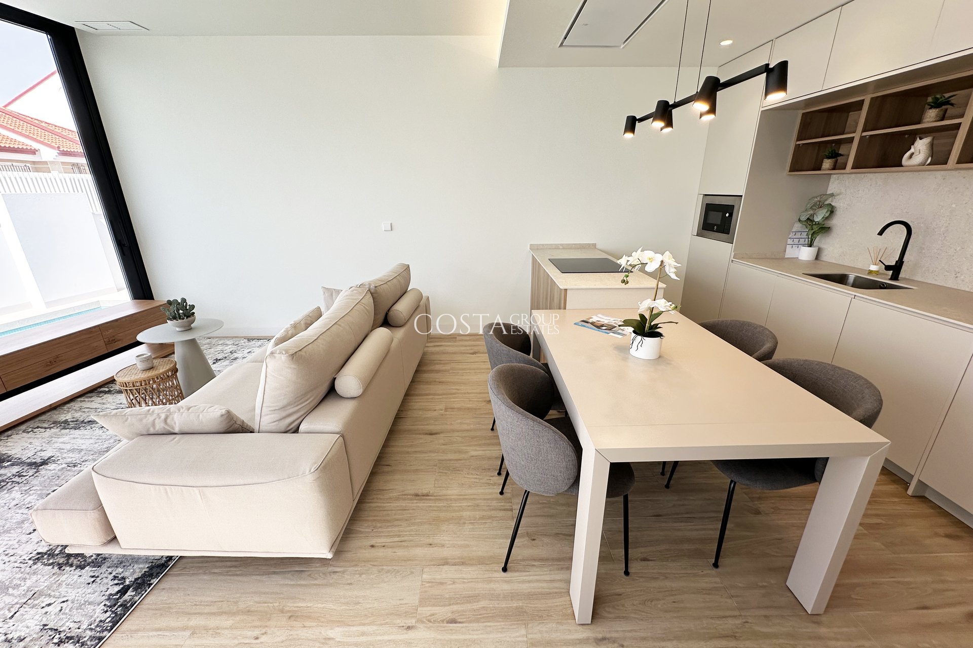 Nowy budynek - Willa -
Torre de la Horadada