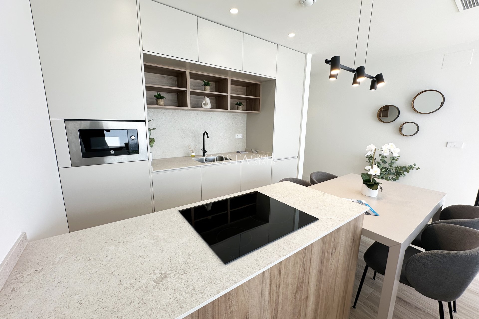 Nowy budynek - Willa -
Torre de la Horadada