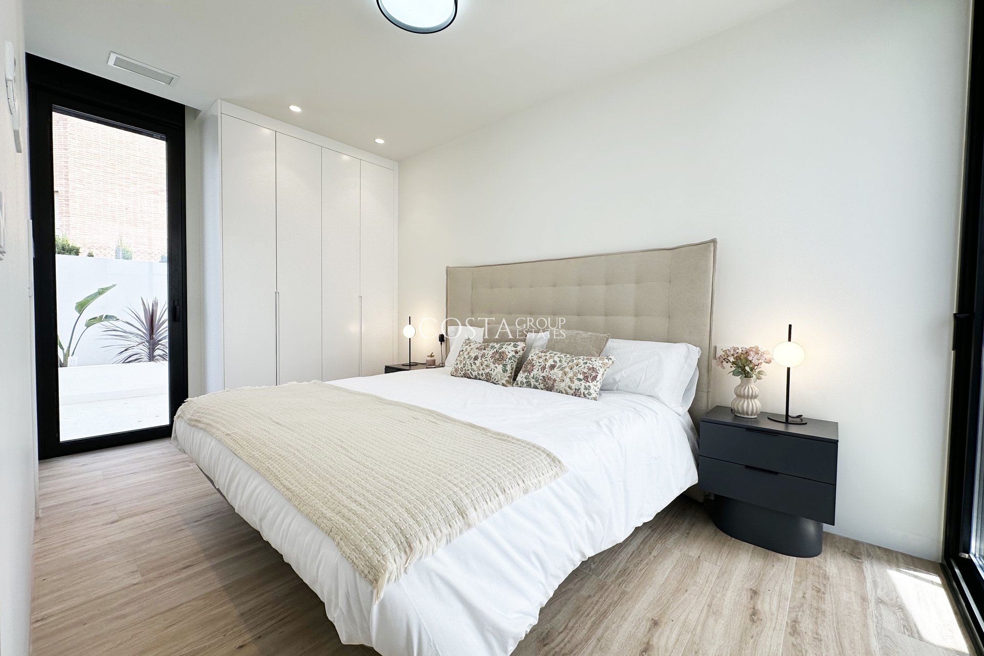 Nowy budynek - Willa -
Torre de la Horadada