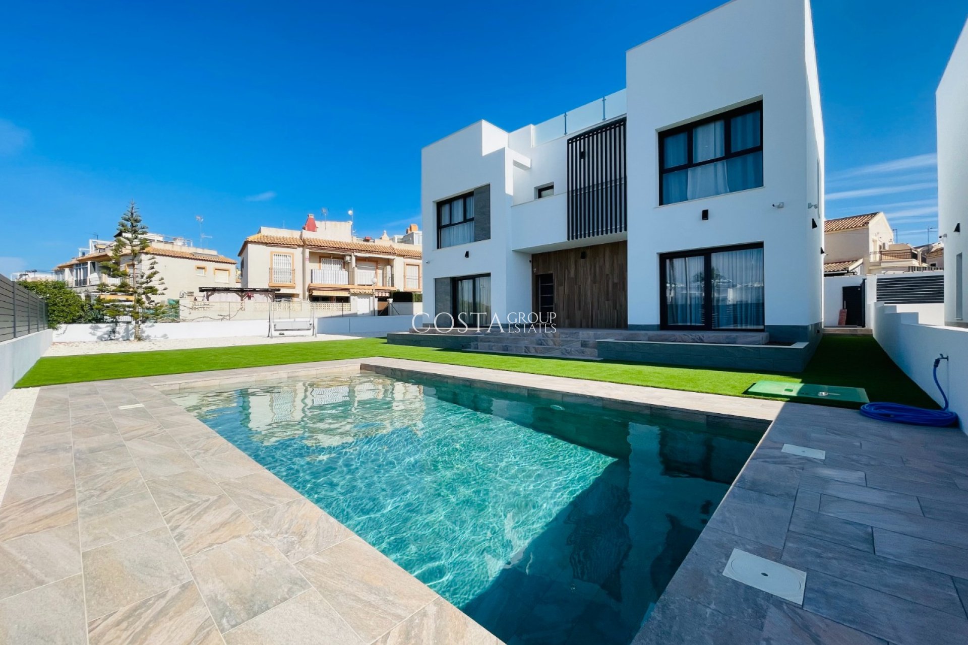 Nowy budynek - Willa -
Torrevieja