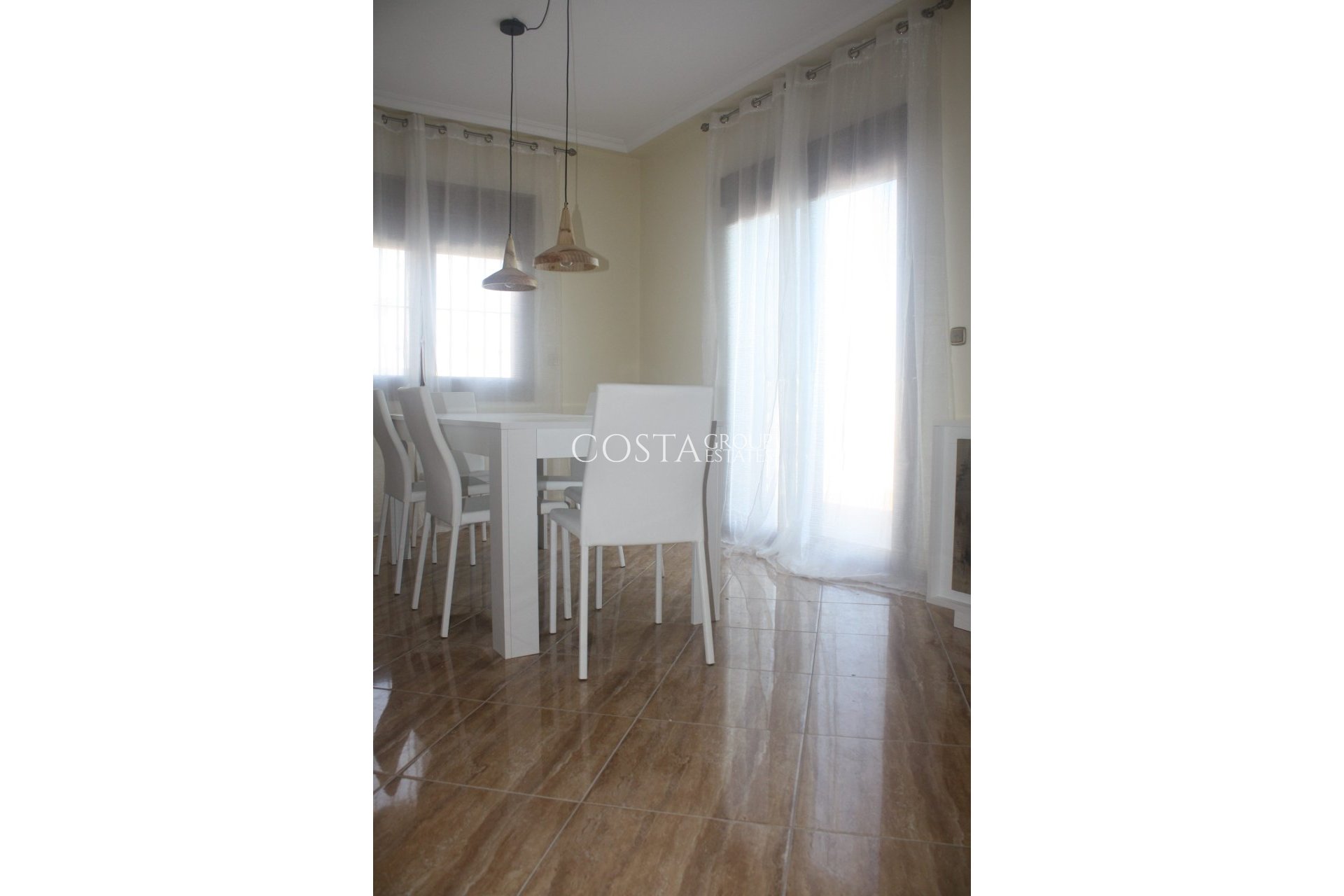 Nowy budynek - Willa -
Torrevieja