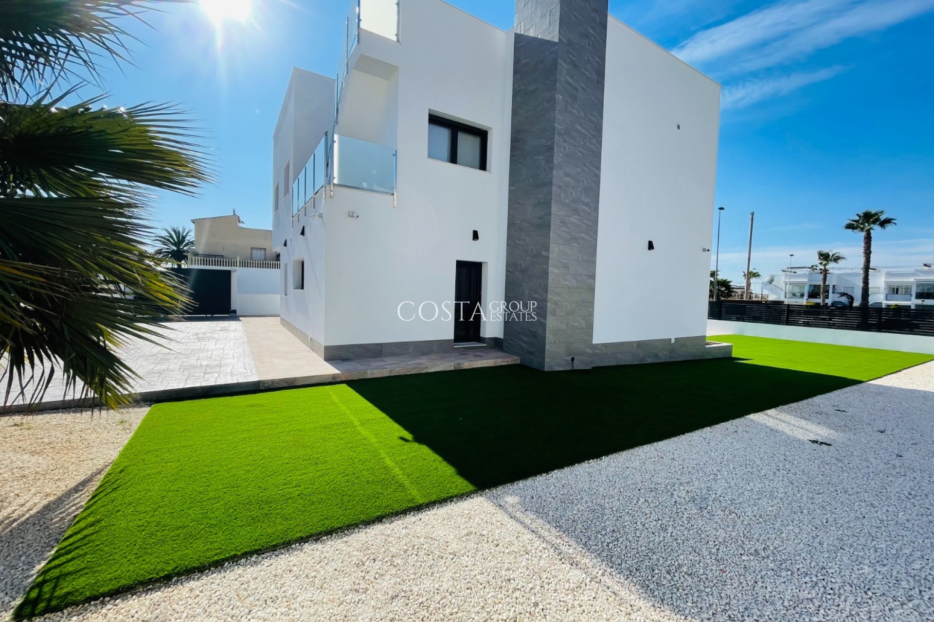 Nowy budynek - Willa -
Torrevieja