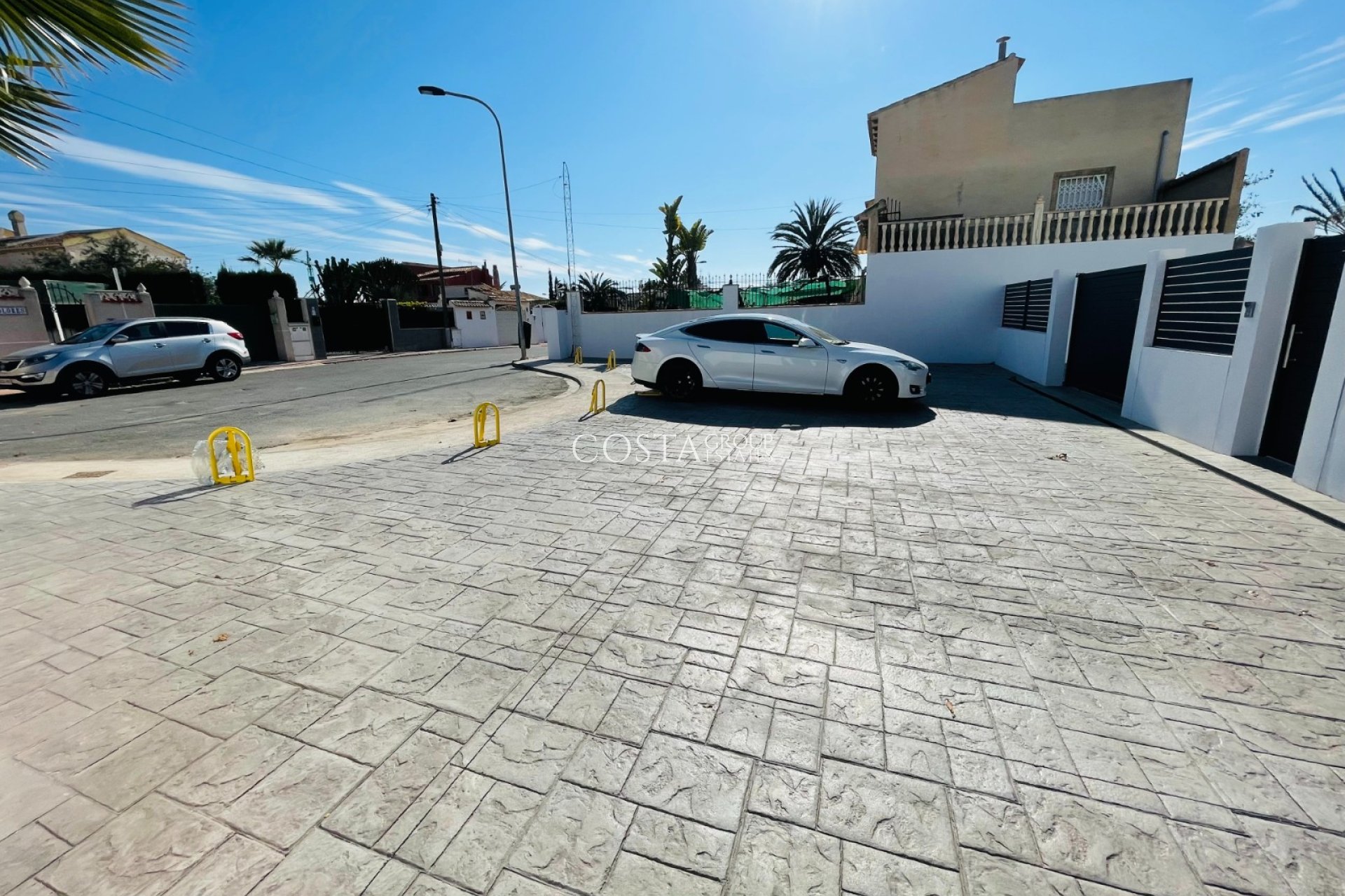 Nowy budynek - Willa -
Torrevieja