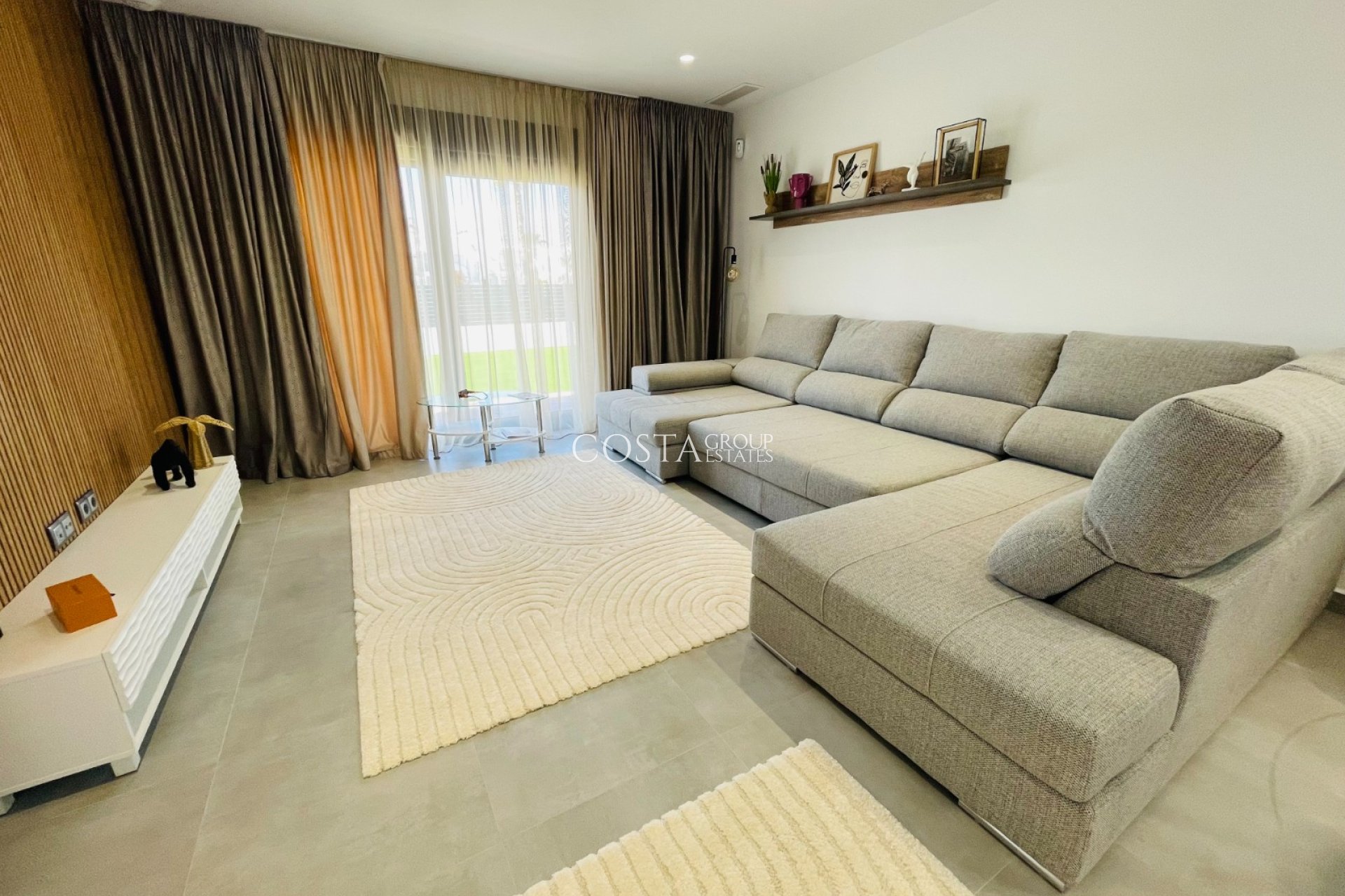 Nowy budynek - Willa -
Torrevieja