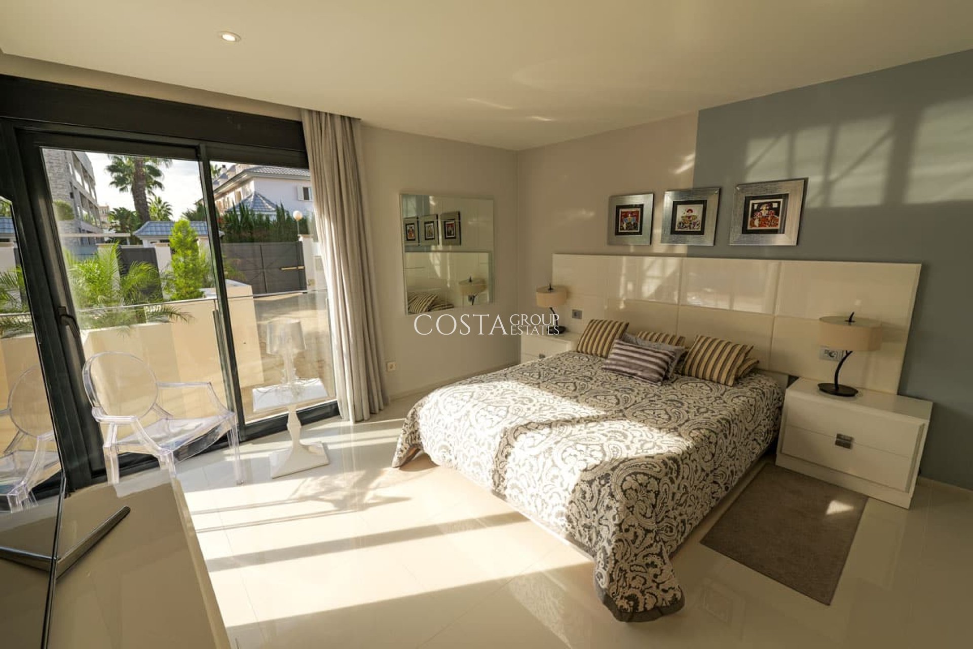 Nowy budynek - Willa -
Torrevieja