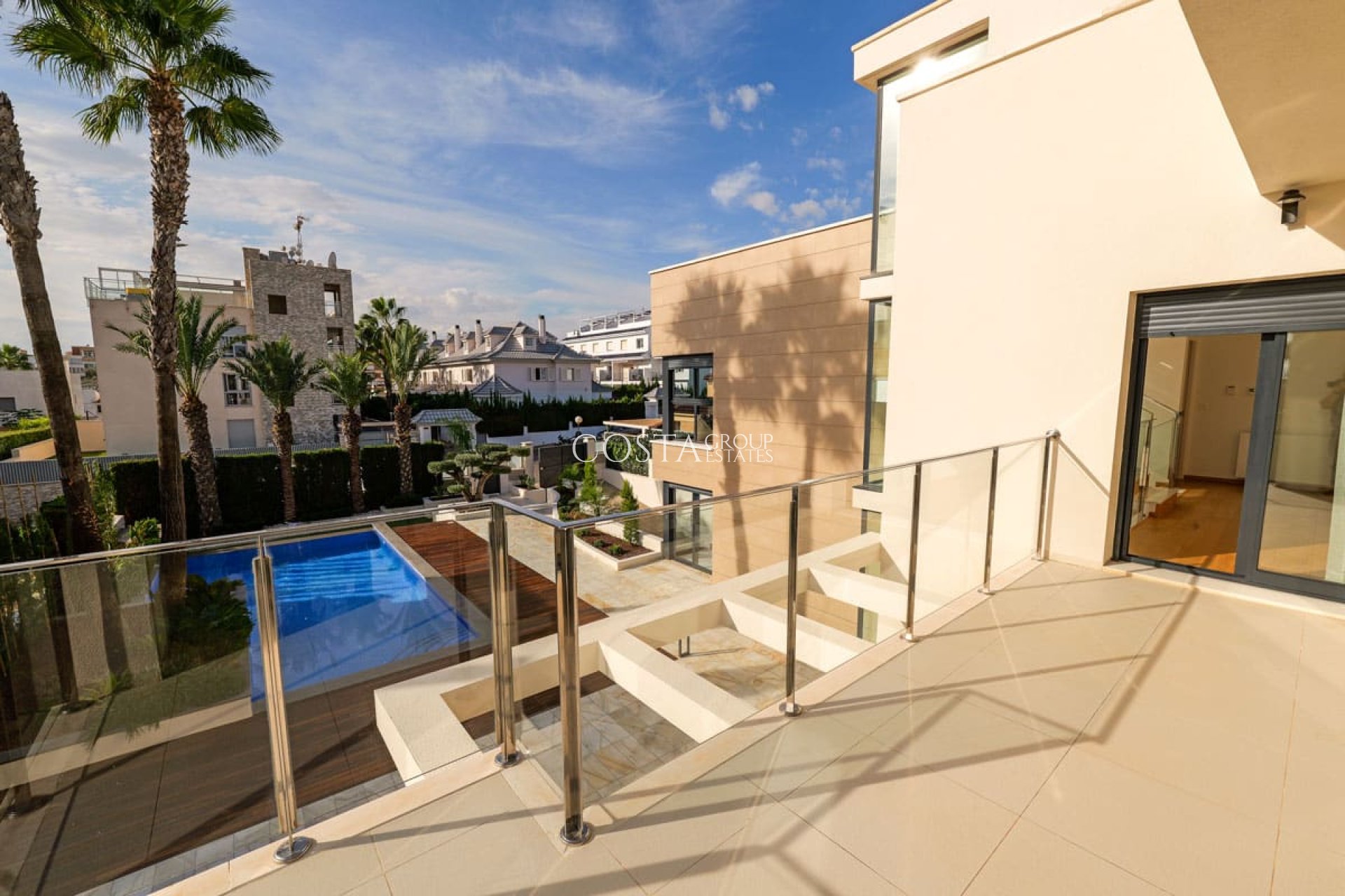 Nowy budynek - Willa -
Torrevieja