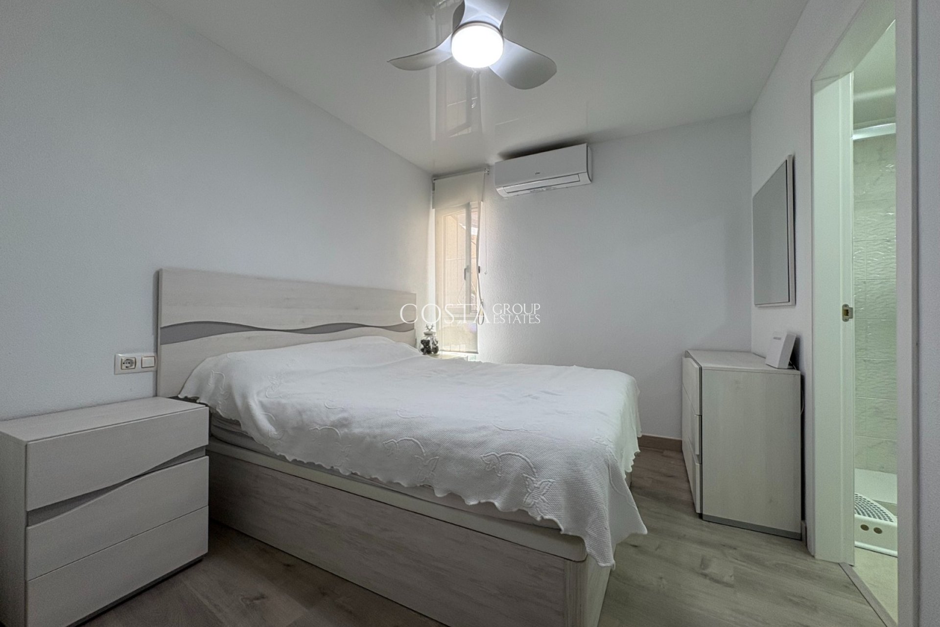 Odsprzedaż - Apartament -
Torrevieja - Centro