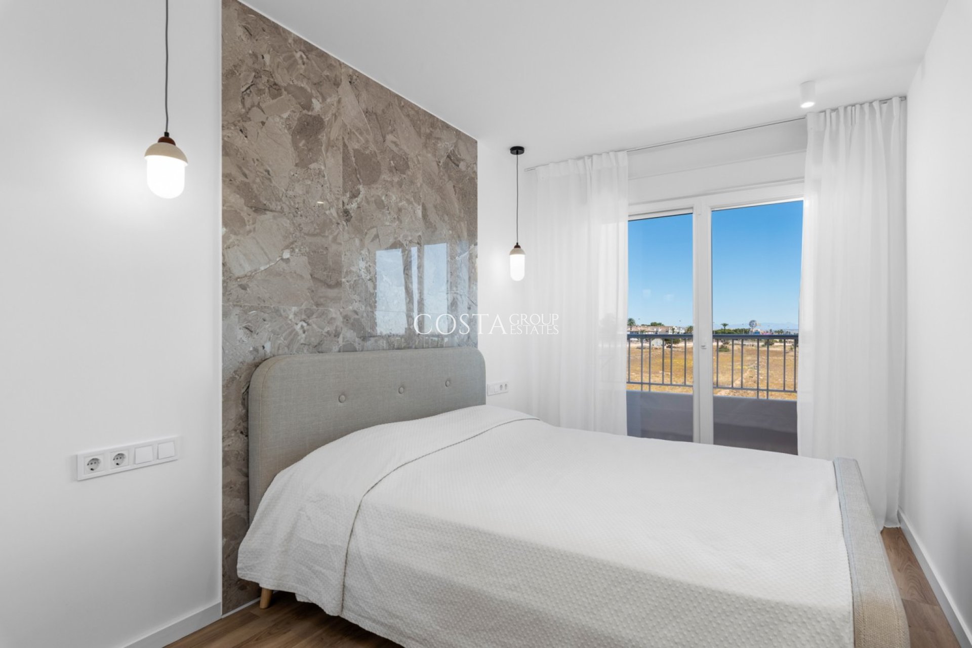 Odsprzedaż - Apartament -
Torrevieja - Punta Prima