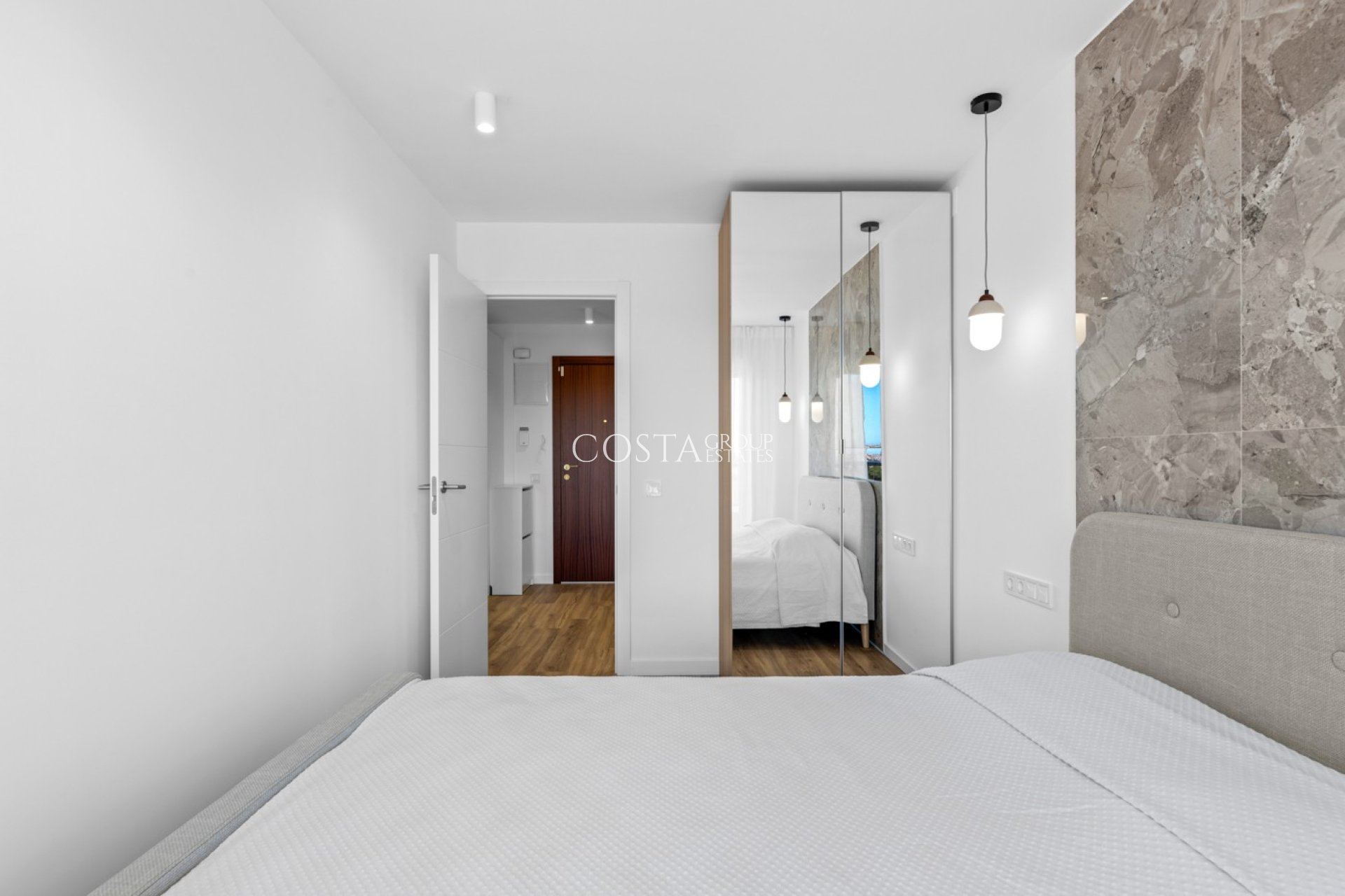 Odsprzedaż - Apartament -
Torrevieja - Punta Prima