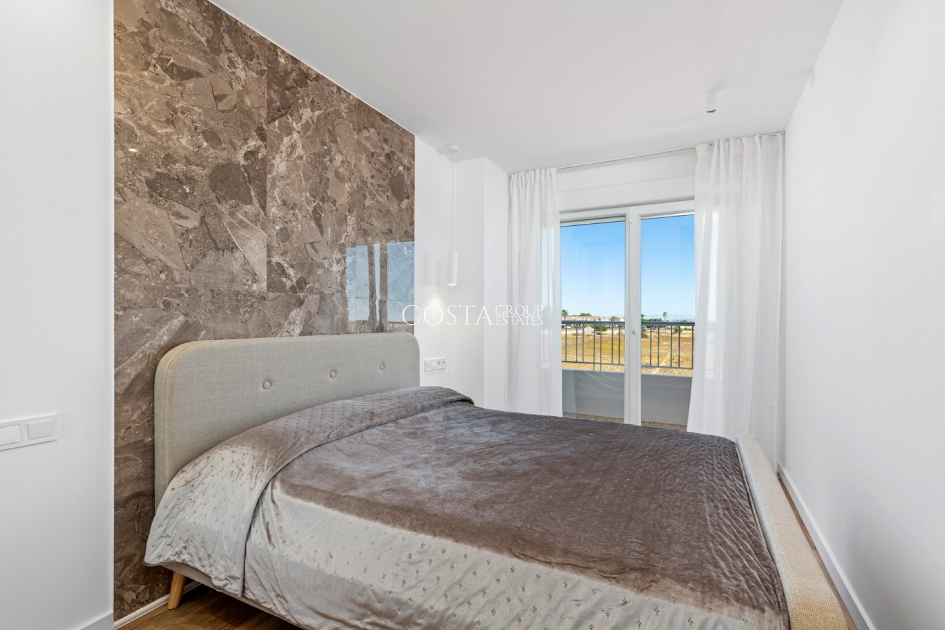 Odsprzedaż - Apartament -
Torrevieja - Punta Prima
