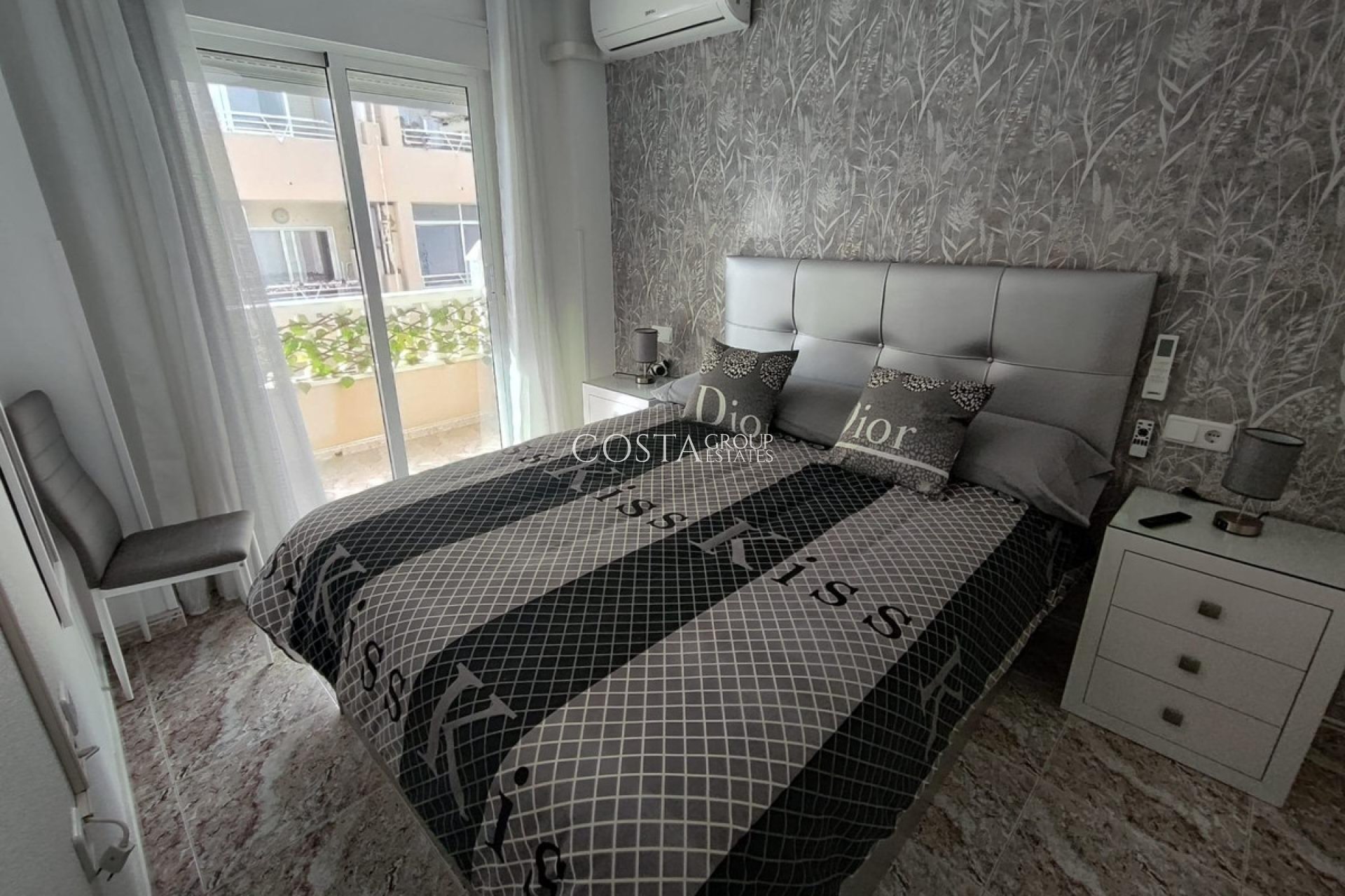 Odsprzedaż - Apartments -
Torrevieja - Torrevieja Centro