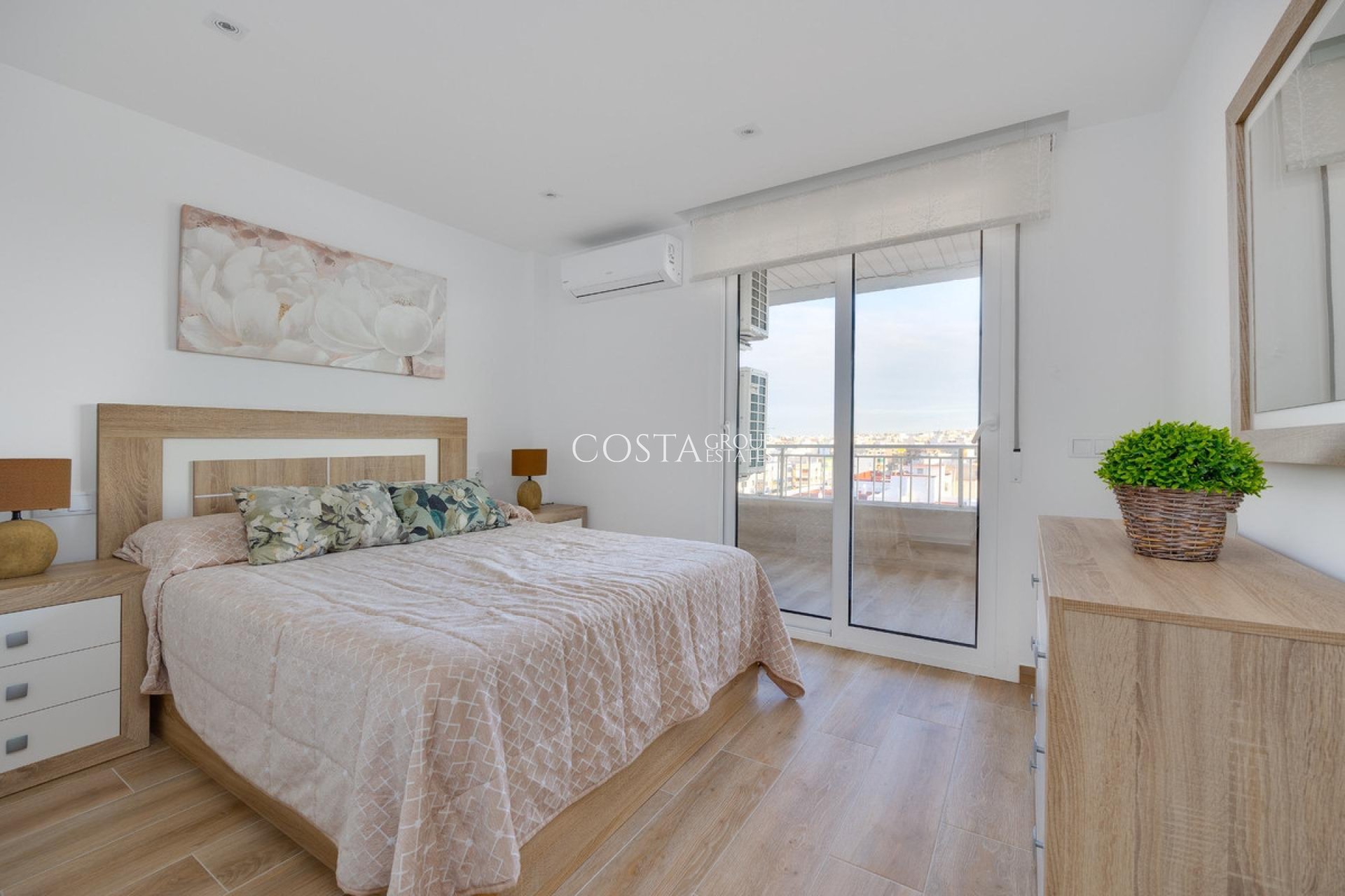 Odsprzedaż - Apartments -
Torrevieja - Torrevieja Centro