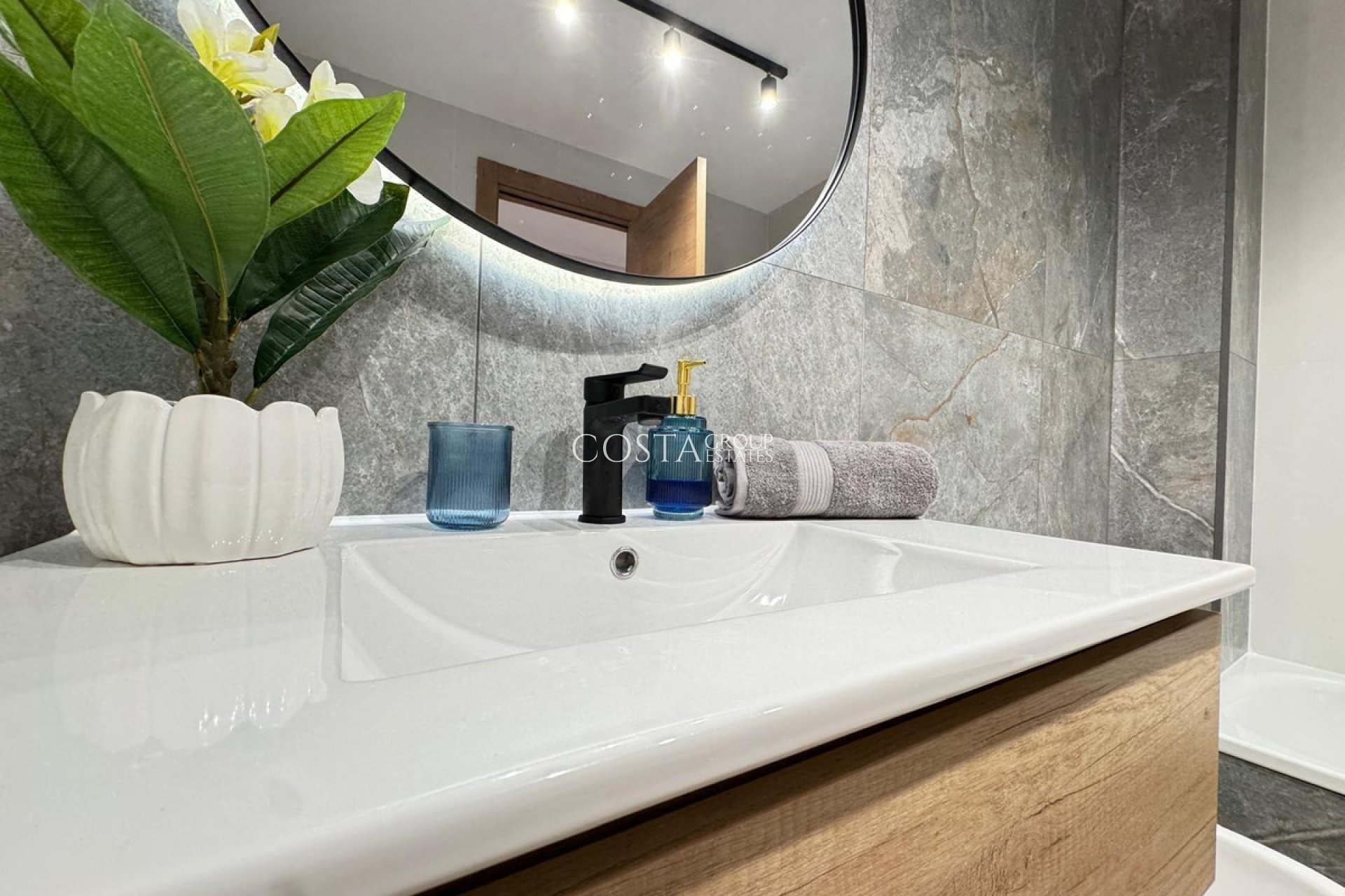 Odsprzedaż - Apartments -
Torrevieja - Torrevieja Centro