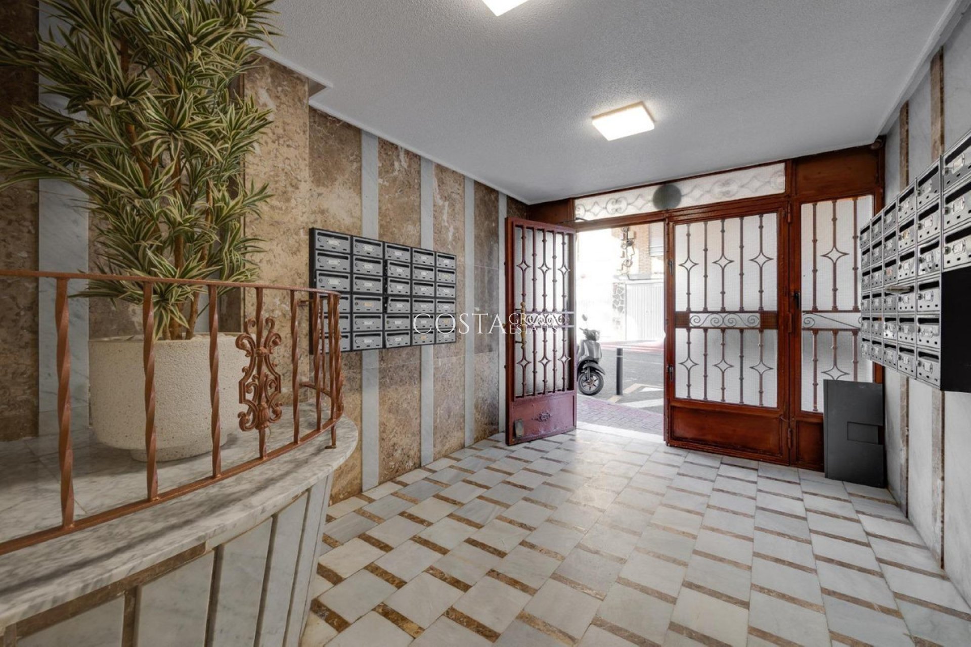 Odsprzedaż - Apartments -
Torrevieja - Torrevieja Centro