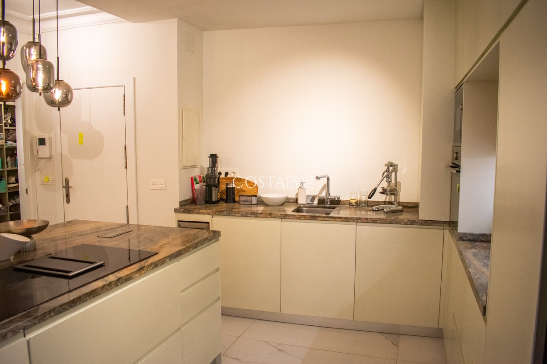 Odsprzedaż - Apartments -
Torrevieja - Torrevieja Centro