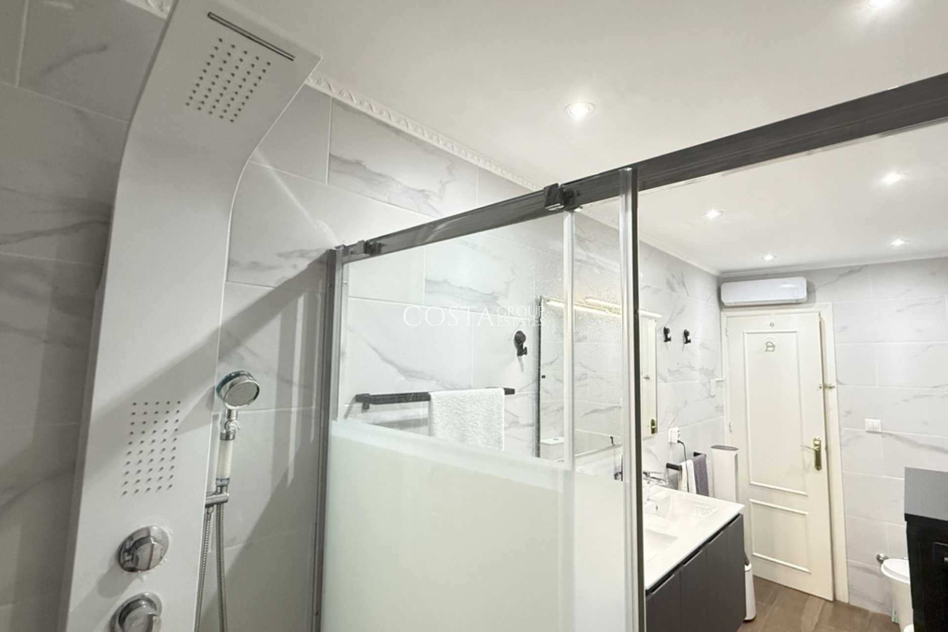 Odsprzedaż - Willa -
Orihuela Costa - La Zenia