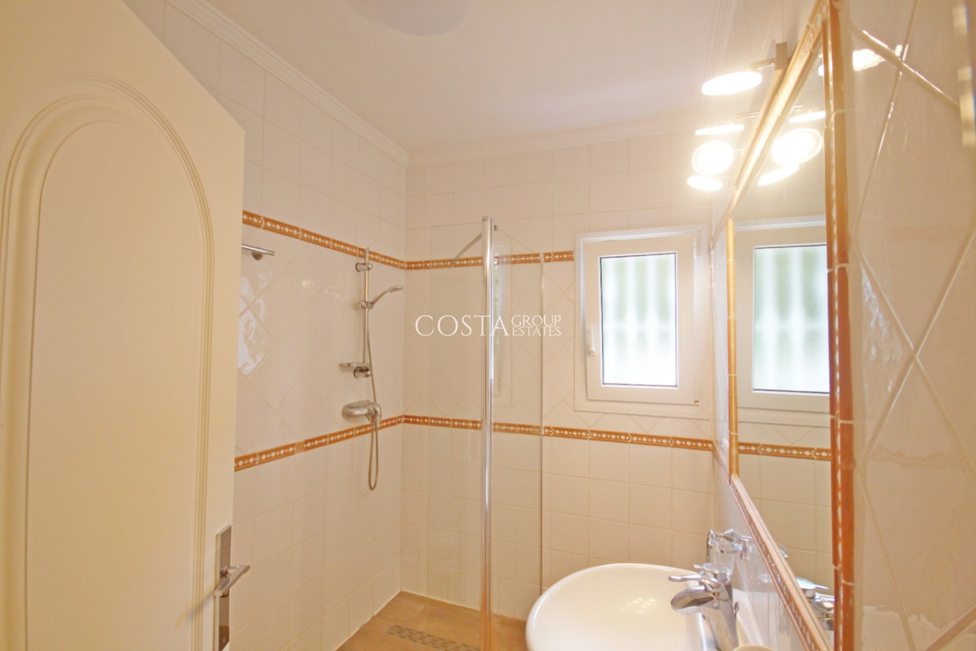 Odsprzedaż - Willa -
Teulada - Moraira