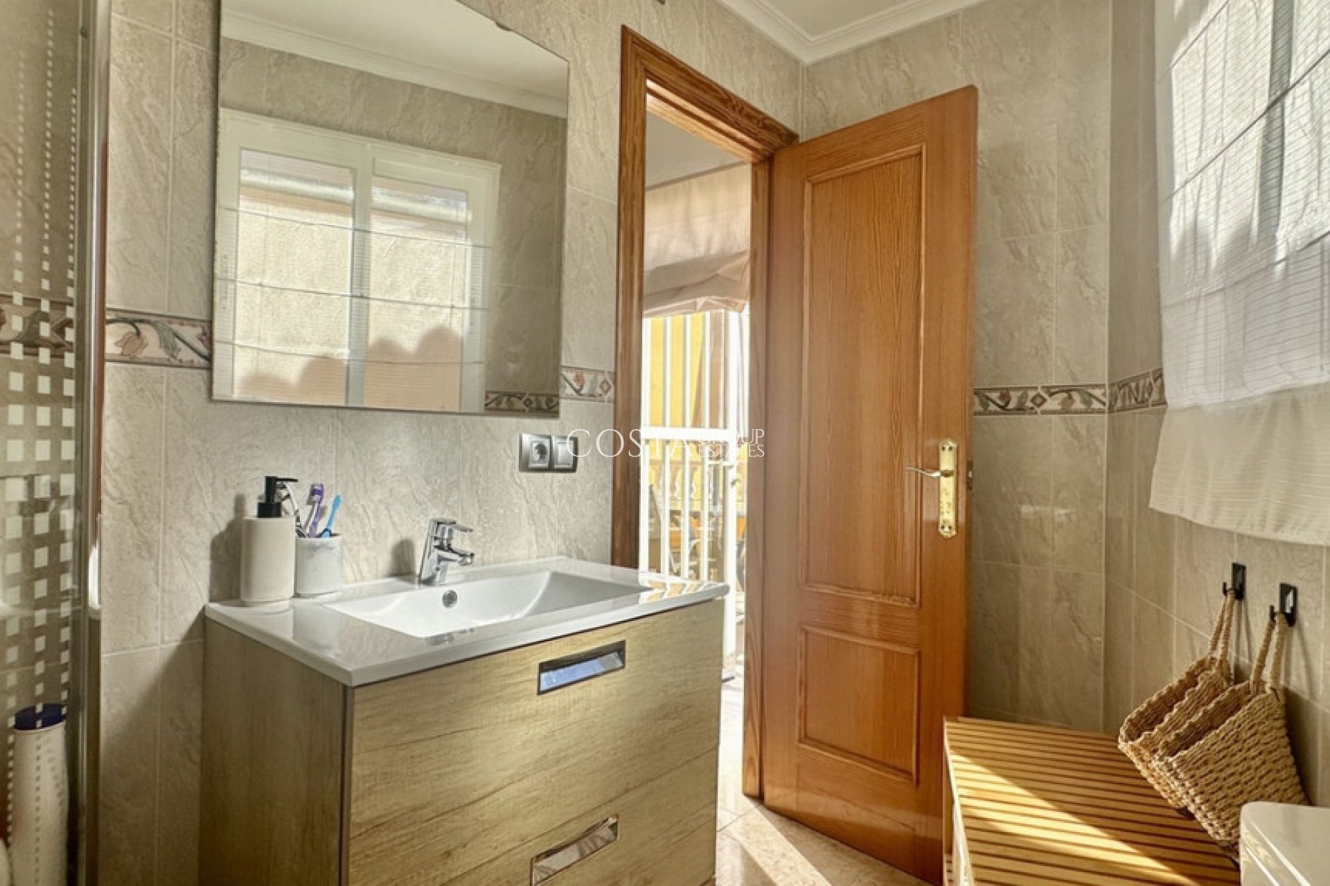 Resale - House -
Orihuela Costa - La Florida