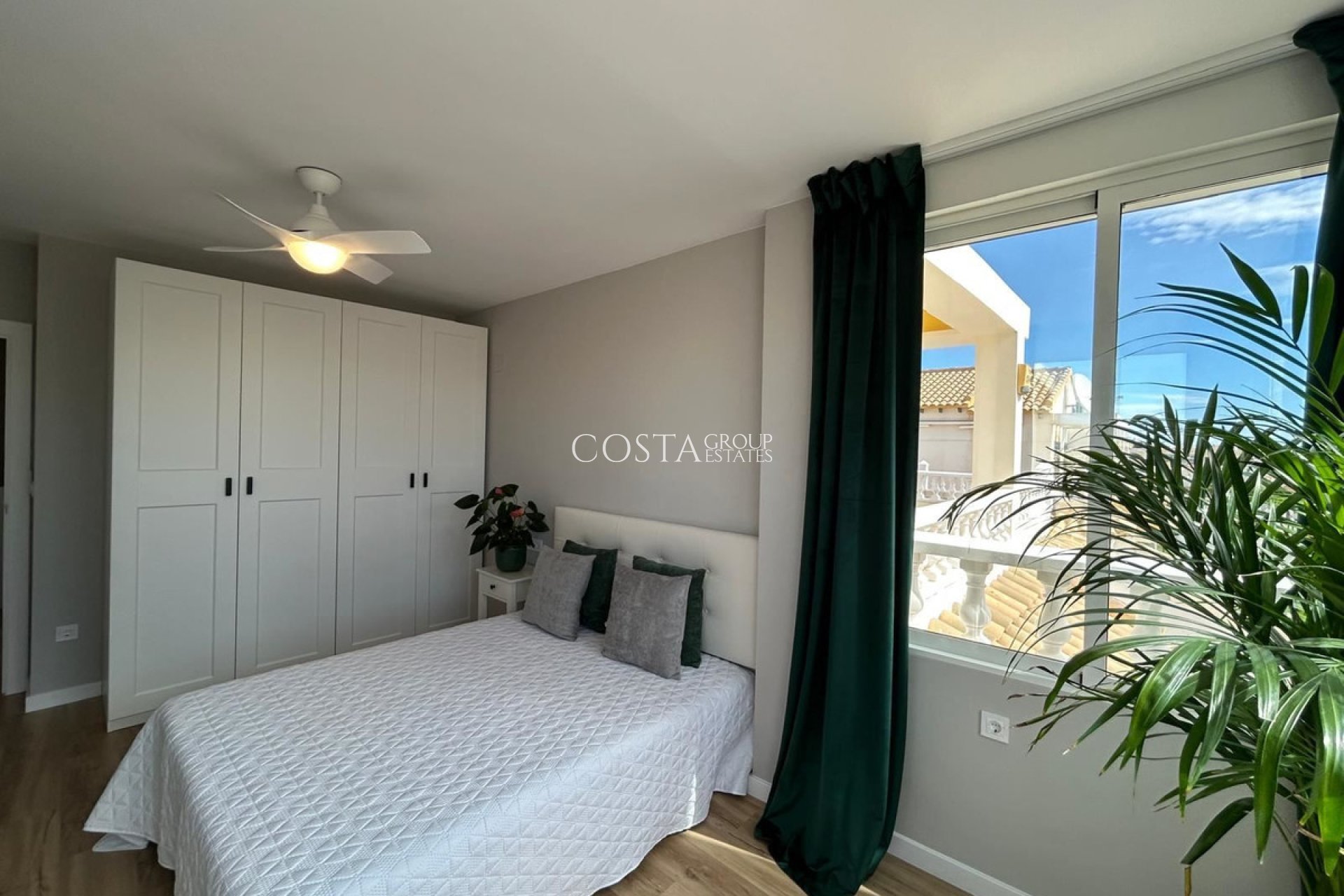 Resale - House -
Orihuela Costa - La Florida
