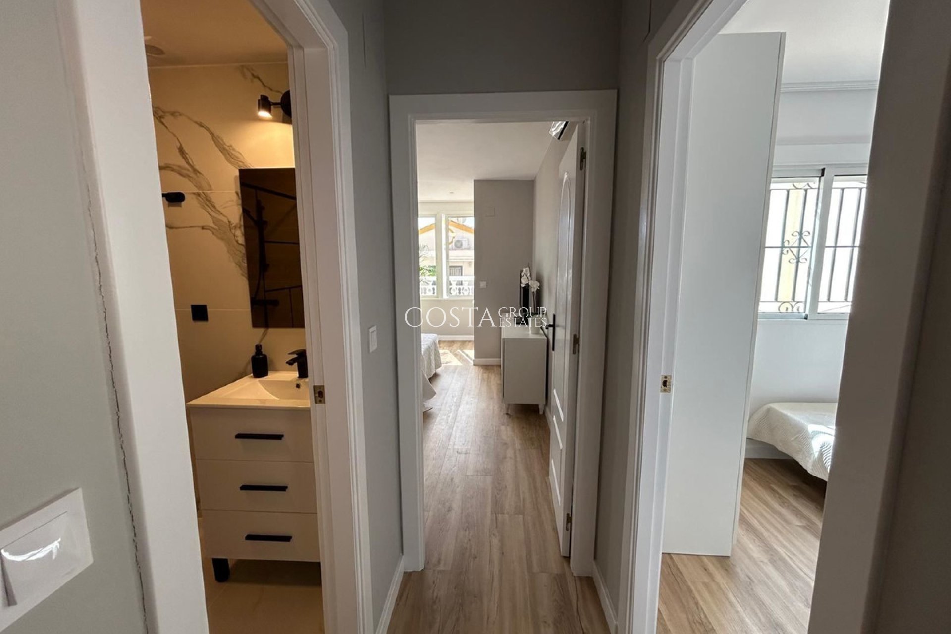 Resale - House -
Orihuela Costa - La Florida