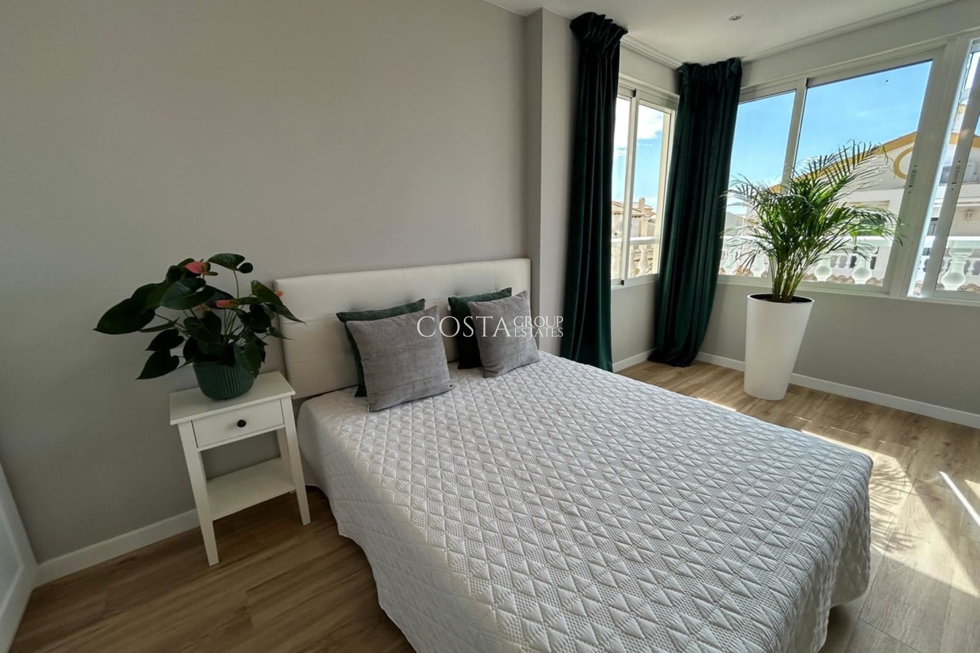 Resale - House -
Orihuela Costa - La Florida
