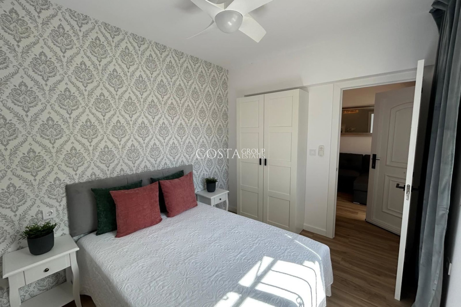 Resale - House -
Orihuela Costa - La Florida