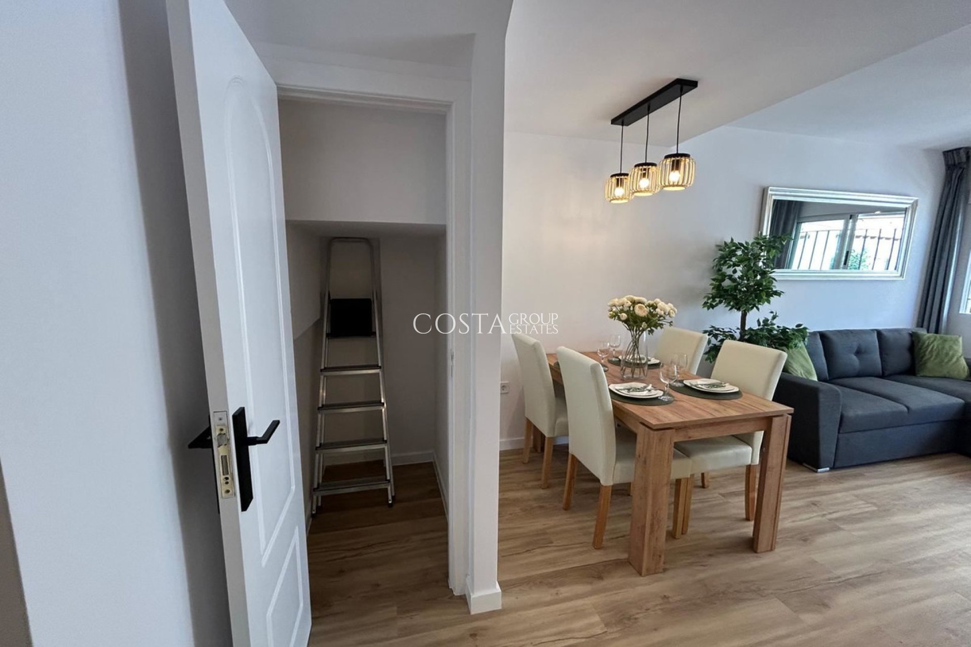 Resale - House -
Orihuela Costa - La Florida