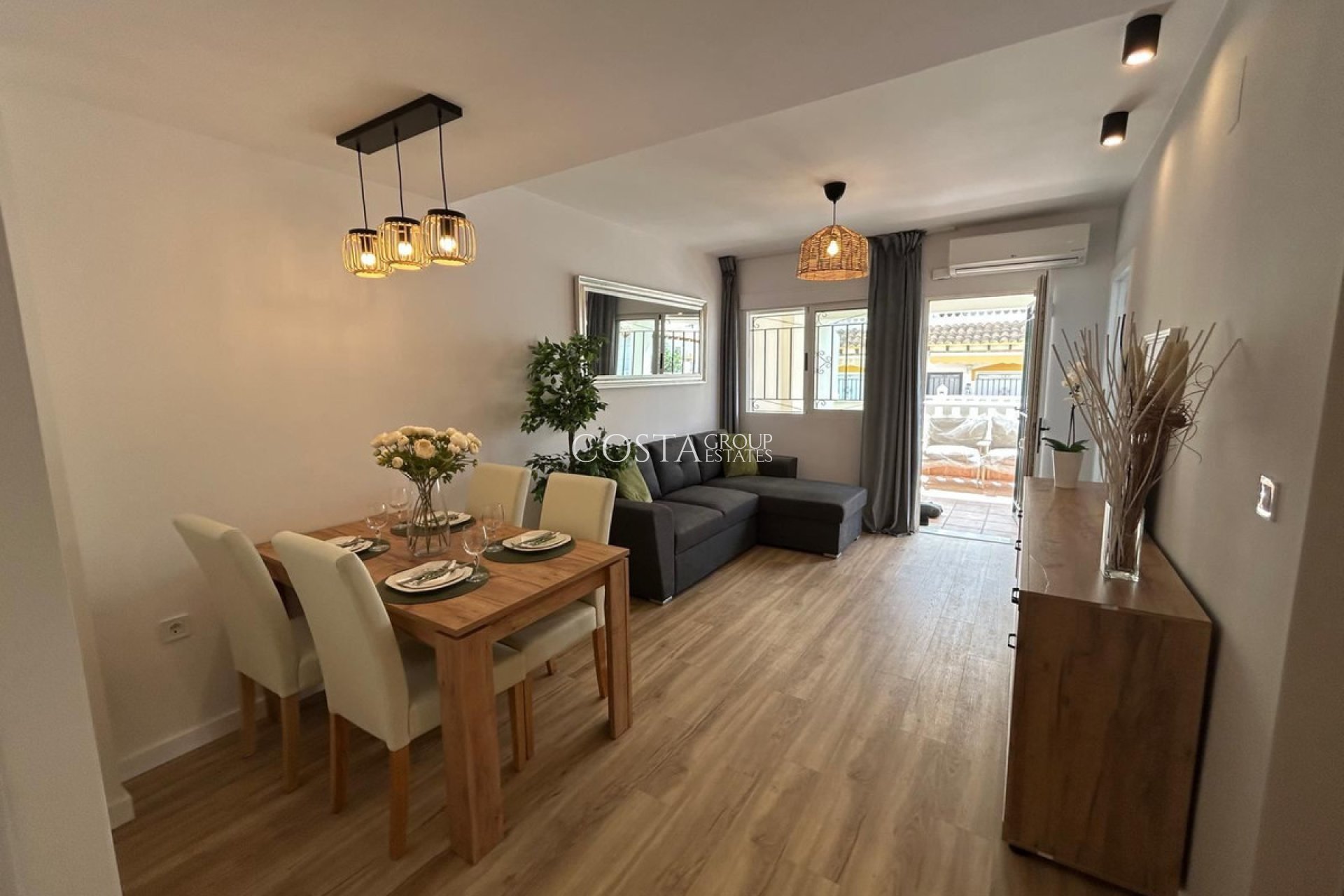 Resale - House -
Orihuela Costa - La Florida