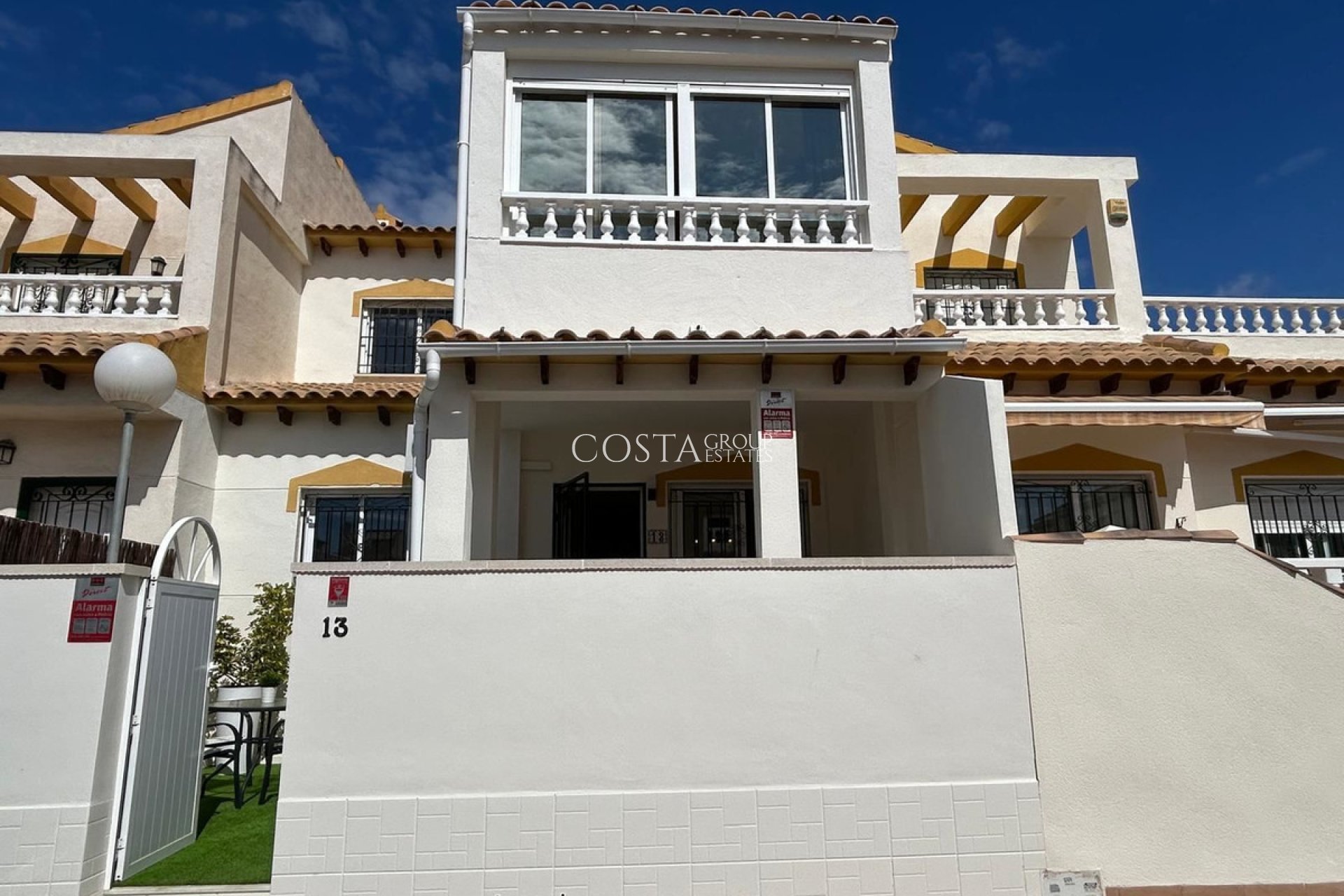 Resale - House -
Orihuela Costa - La Florida