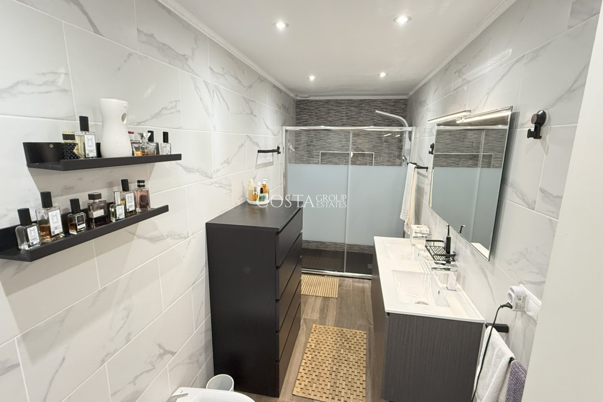 Resale - House -
Orihuela Costa - La Zenia